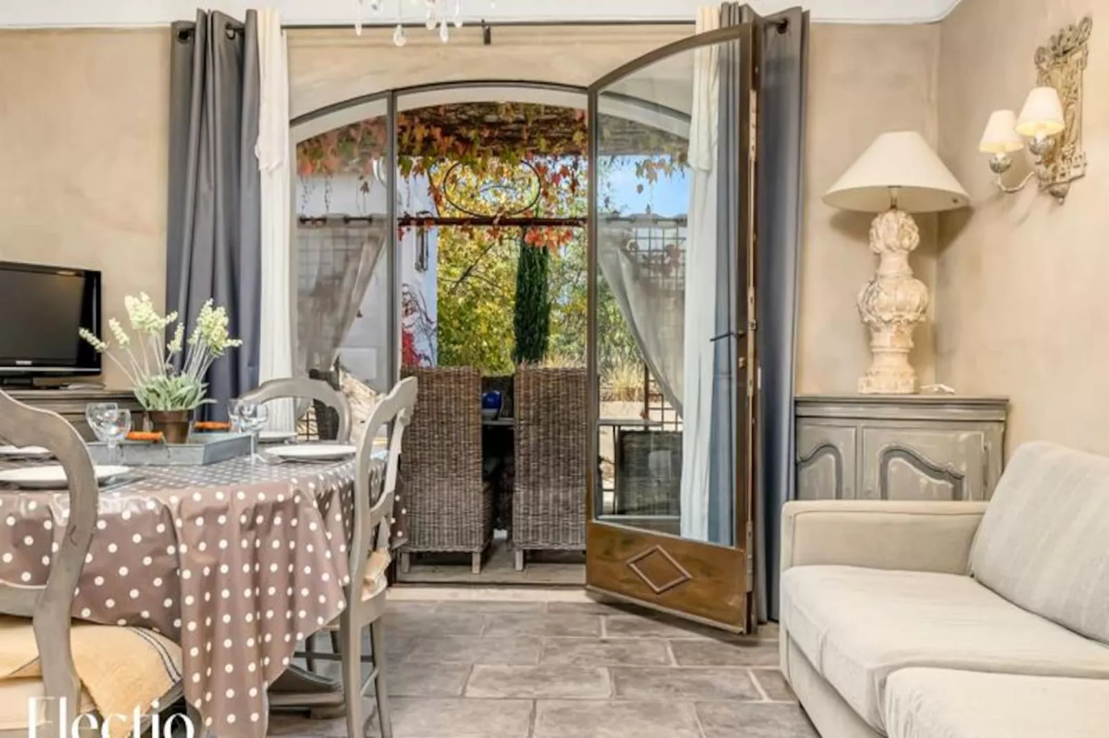 Loggia 2 Glycine | R&eacute;sidence Les Petitons