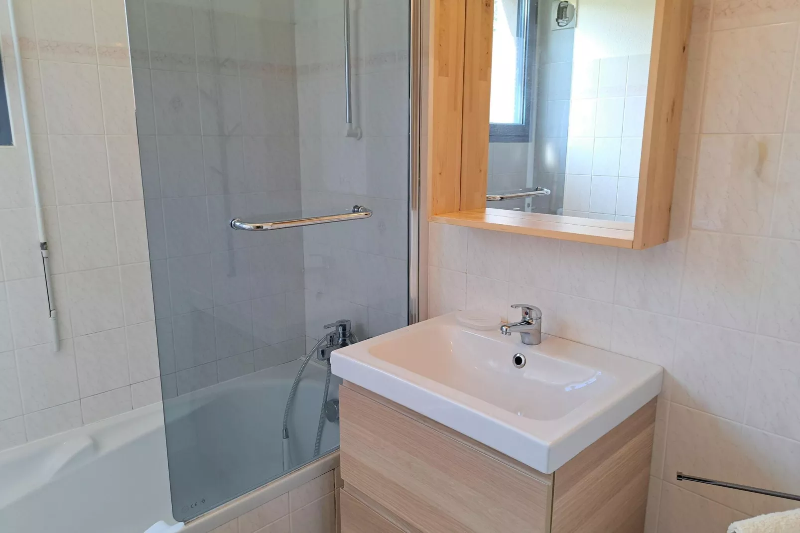 In direkter Meerlage Ebenerdige Ferienwohnung Roscoff-Bathroom