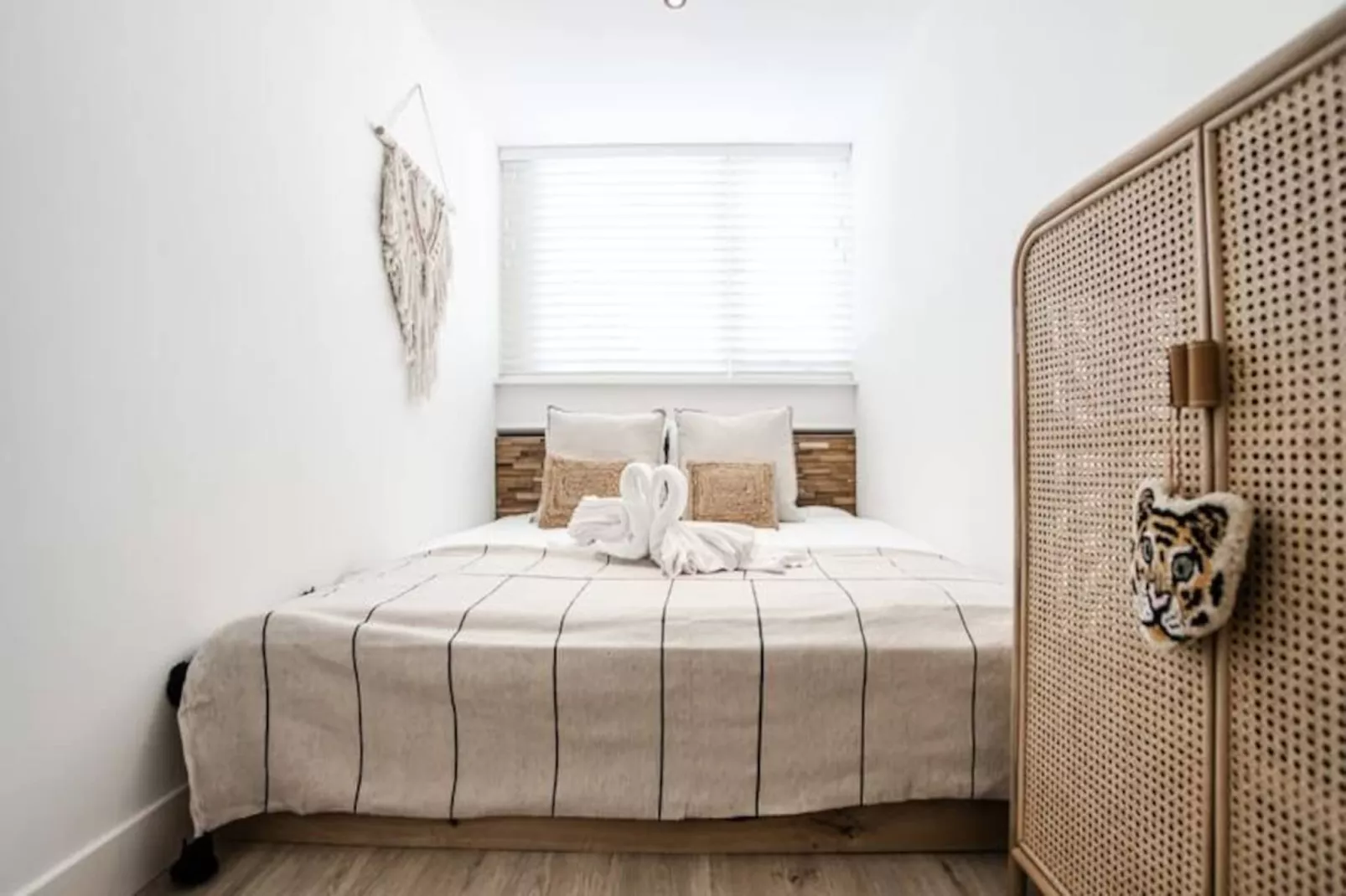 Yucca Beachhouse - Luxury Loft Apartment