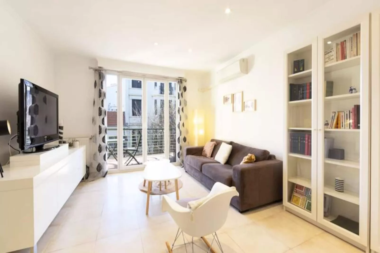 Résidence Robert Soleau Centre D'antibes, 3 Pièces Rénové Terrasse, Climatisation