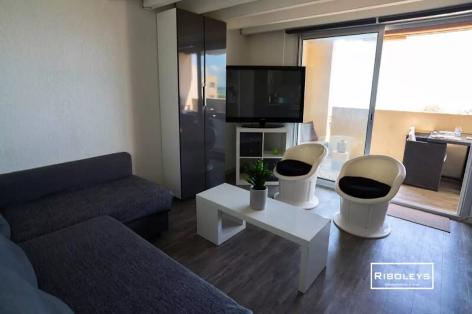 Vias-plage - Appartement Climatis&eacute; Avec Piscine Face &agrave; La Mer