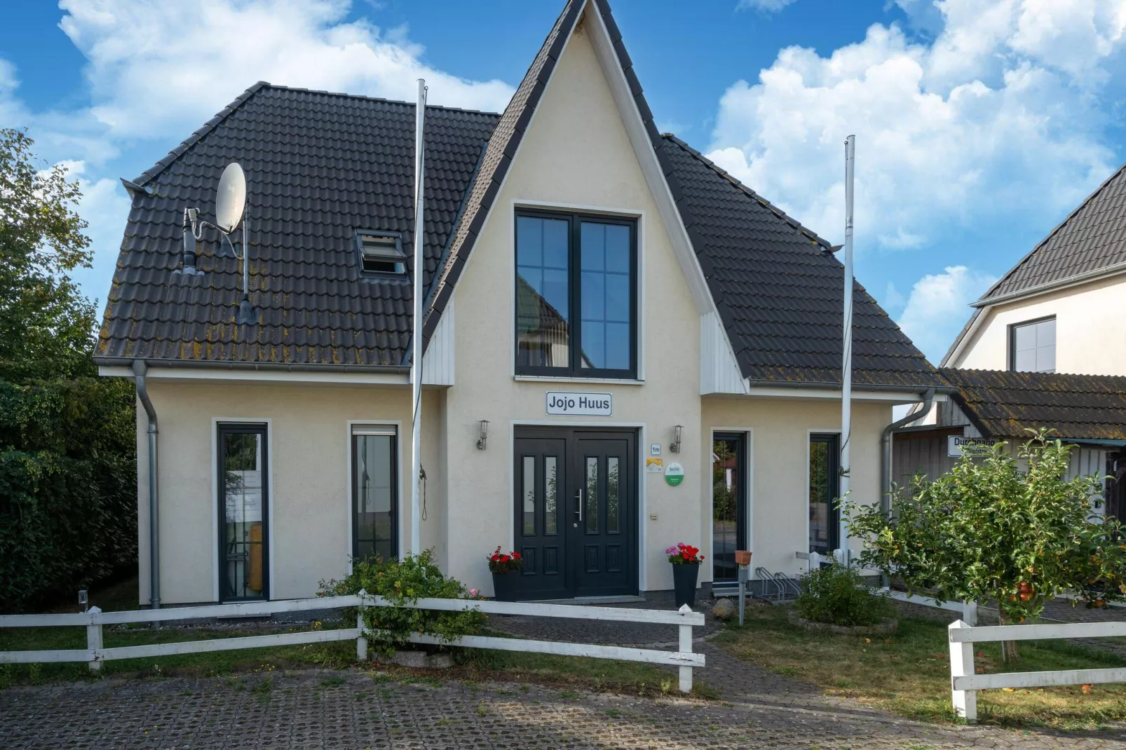 Minihus - Obergeschoss mit Balkon-Exterior summer