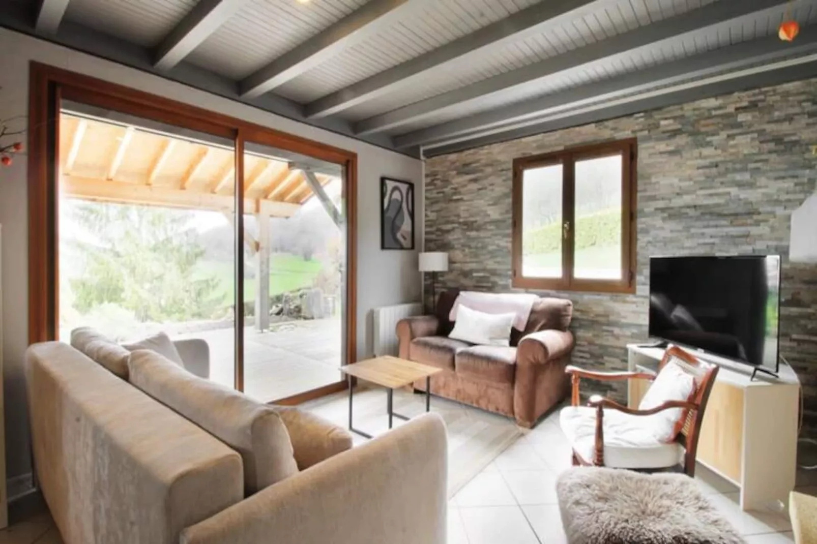 Le Petit Belv&eacute;d&egrave;re: Chalet Avec Piscine & Vue Lac