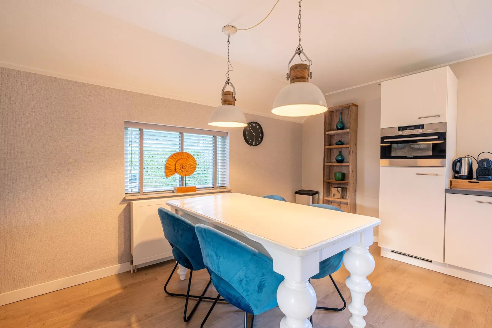 Kamperfoelie 73-Salle à manger