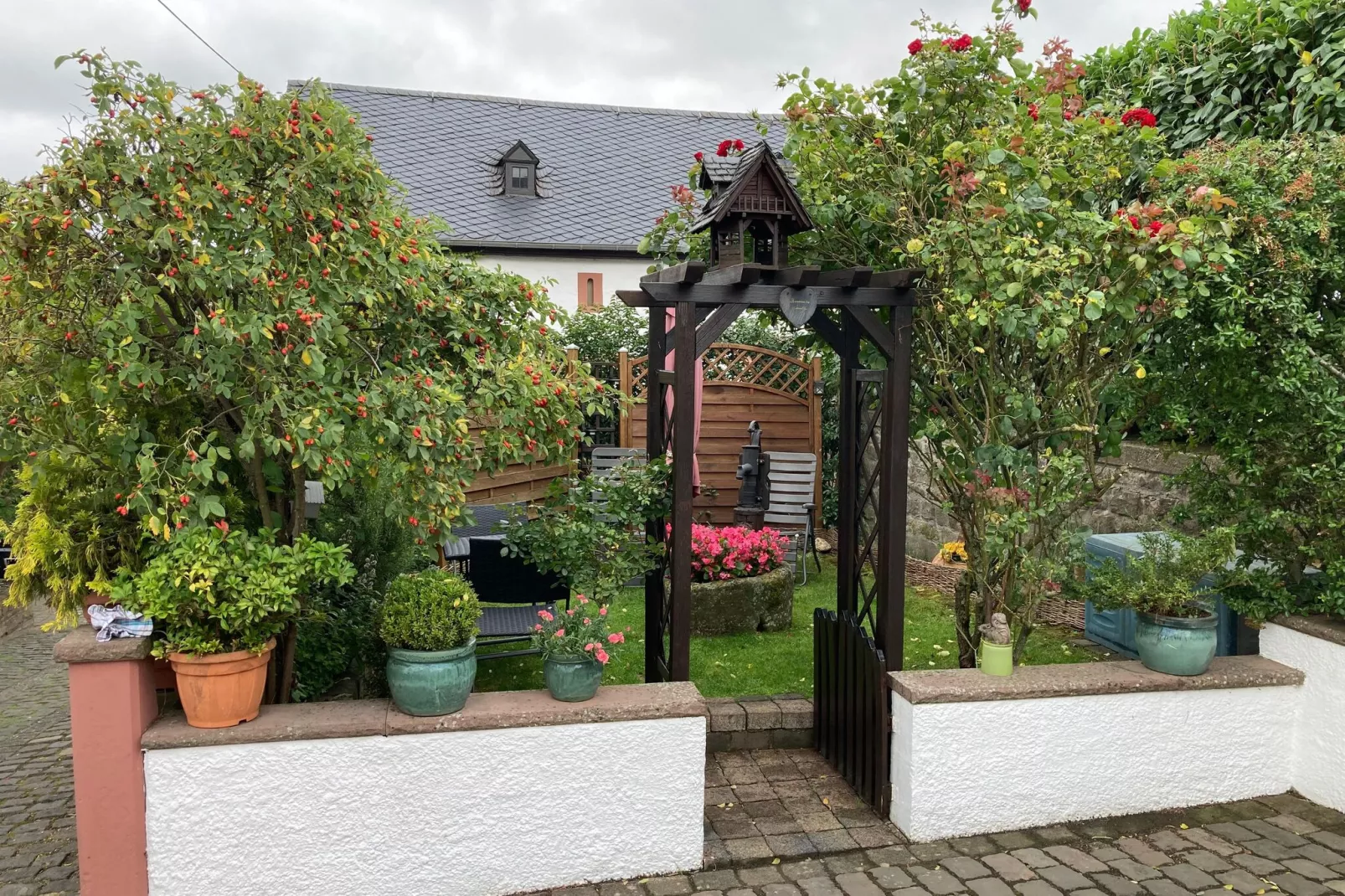 Bauern Kate Alt Dedzen-Gardens summer