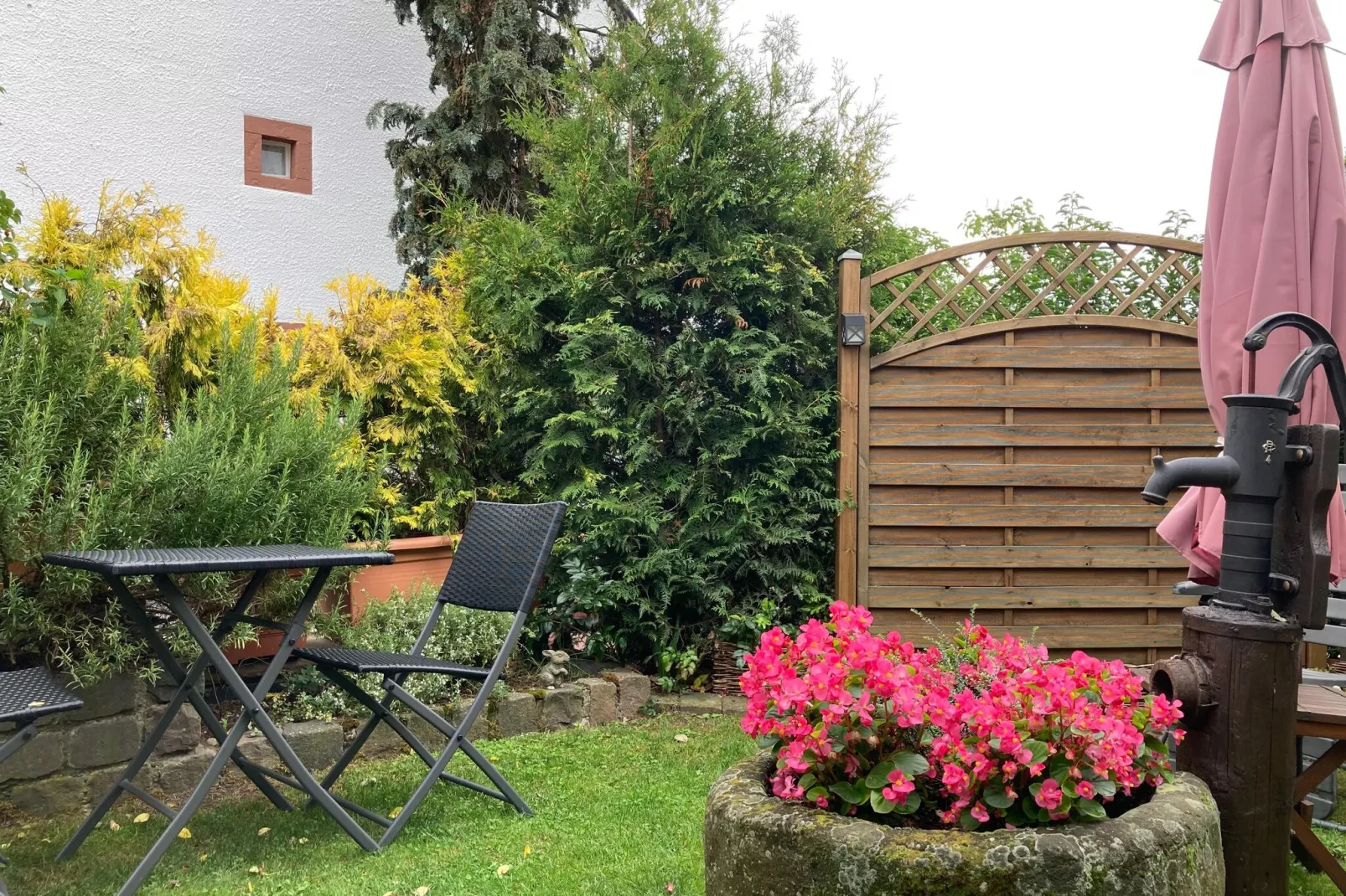 Bauern Kate Alt Dedzen-Gardens summer