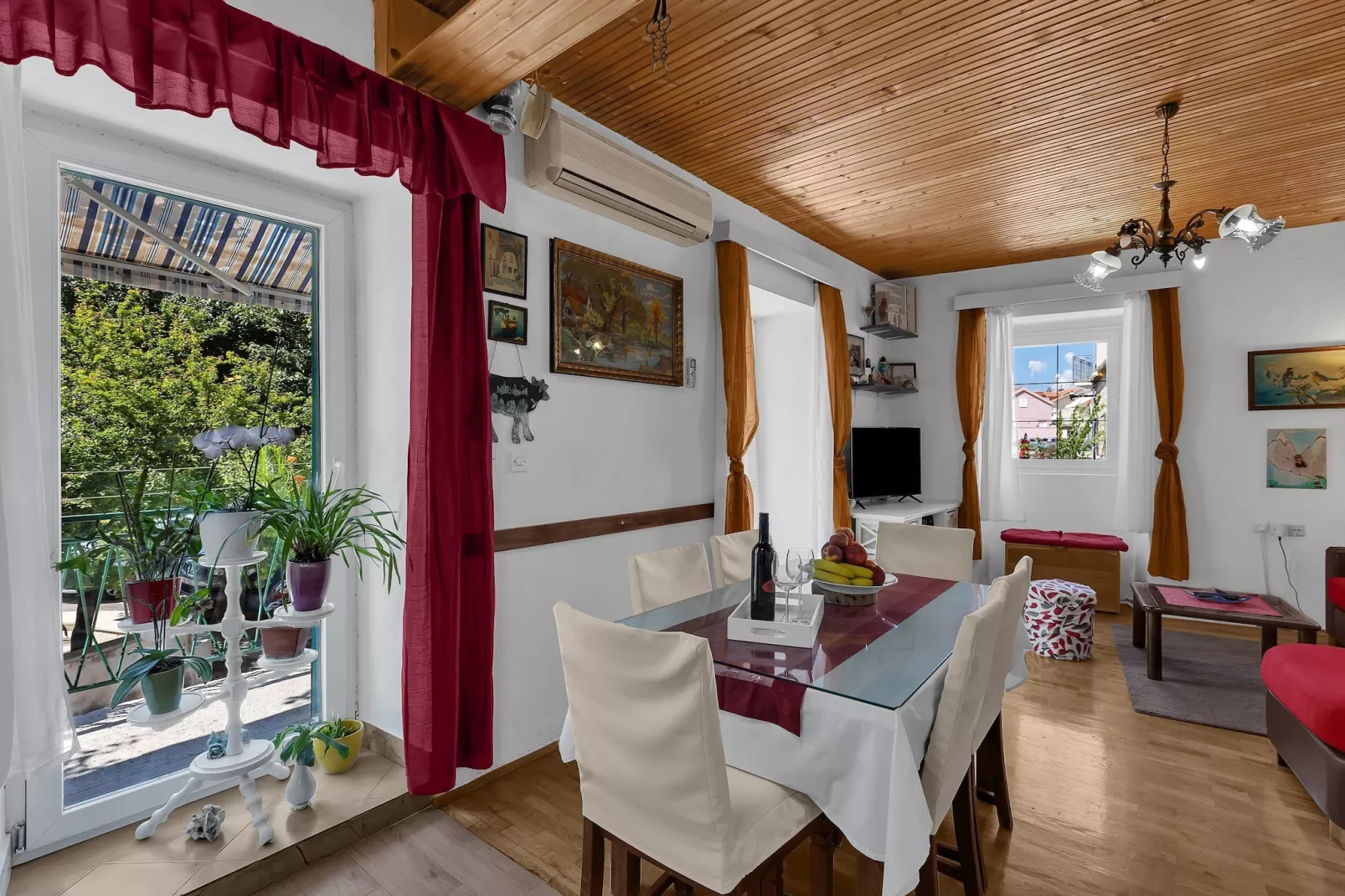 Apartments Kata - Three Bedroom Apartment with Balcony-Dining room