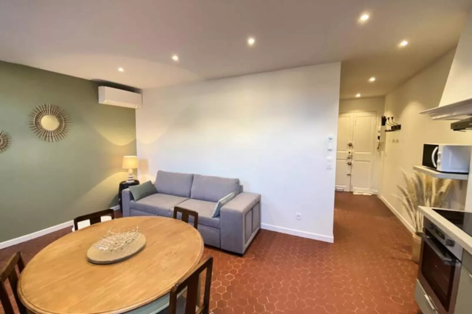 06cf : Bel Appartement Rénové Vieil Antibes-Non tagué