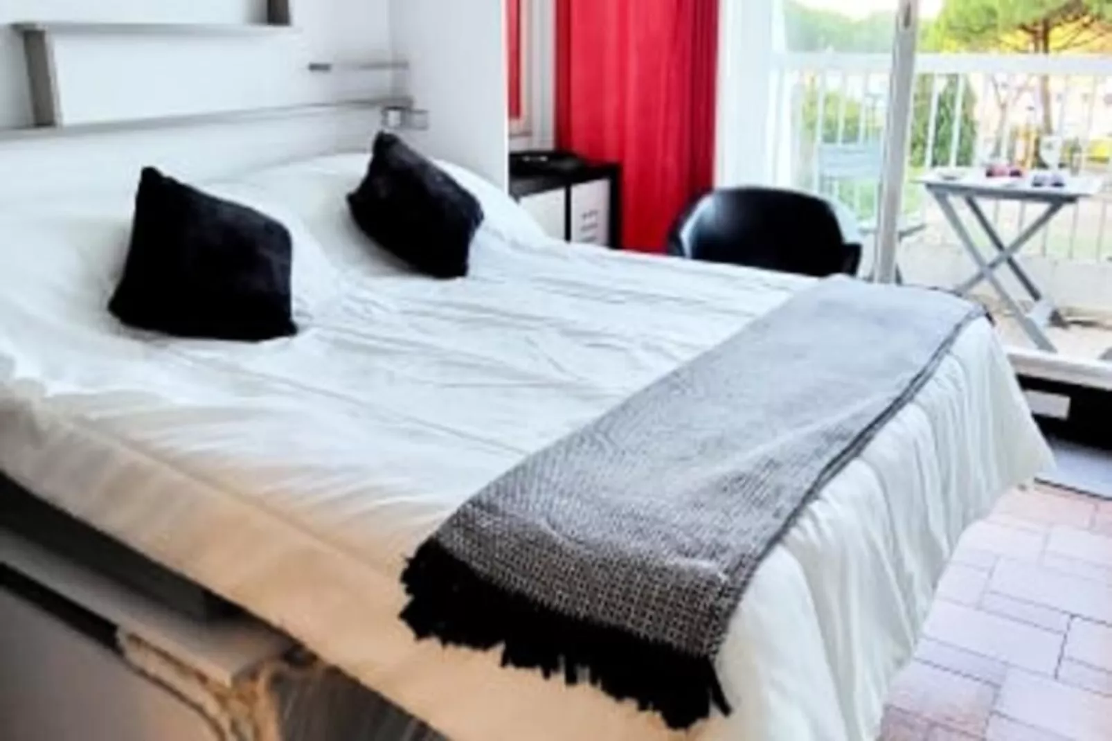 Résidence La Croisi&egrave;re : Vue Sur Les Bateaux, Balcon, R&eacute;nov&eacute;, Climatis&eacute;, Parking, .-Non tagué