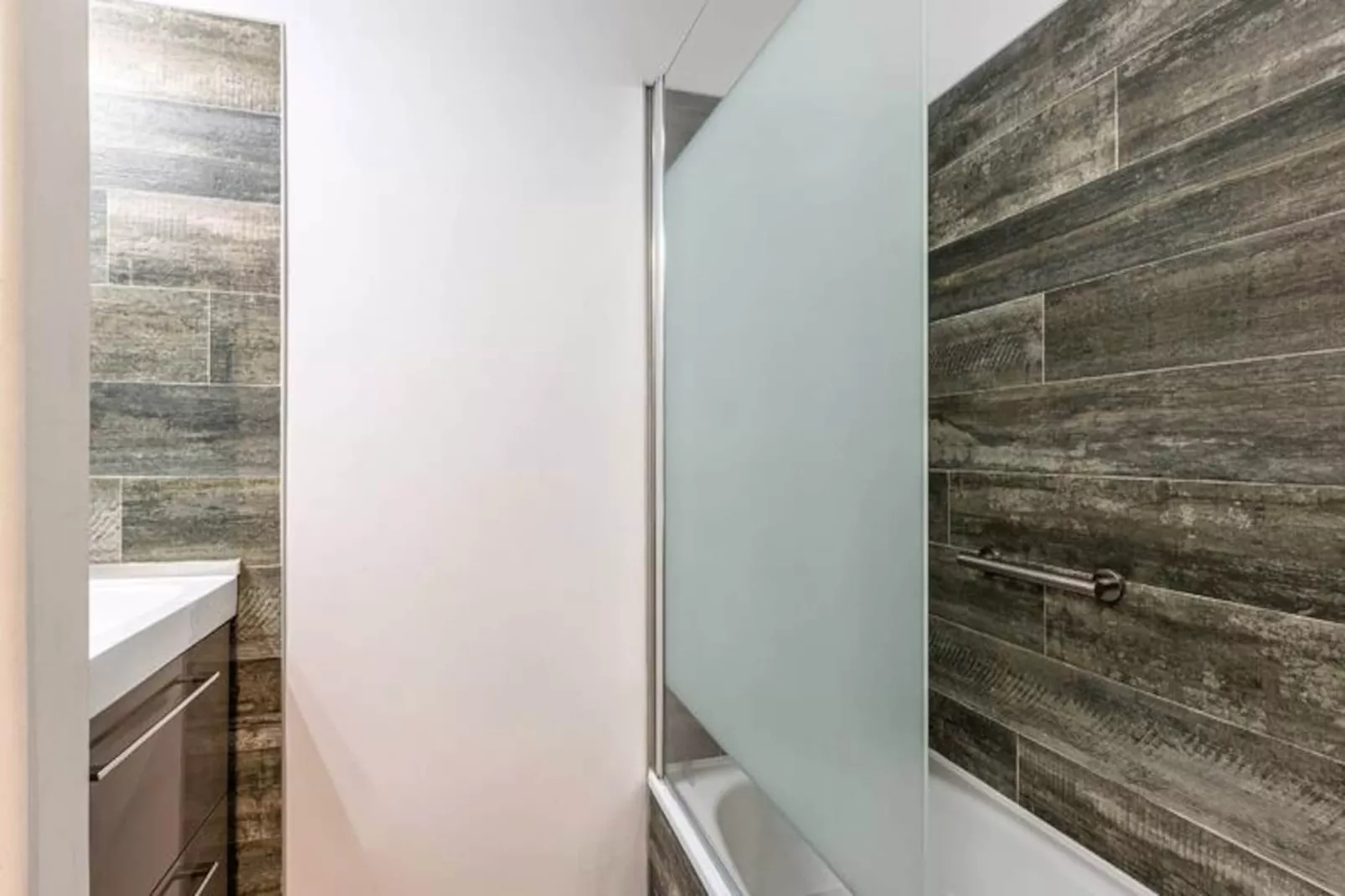 Résidence Lauziere Dessous G-Non tagué