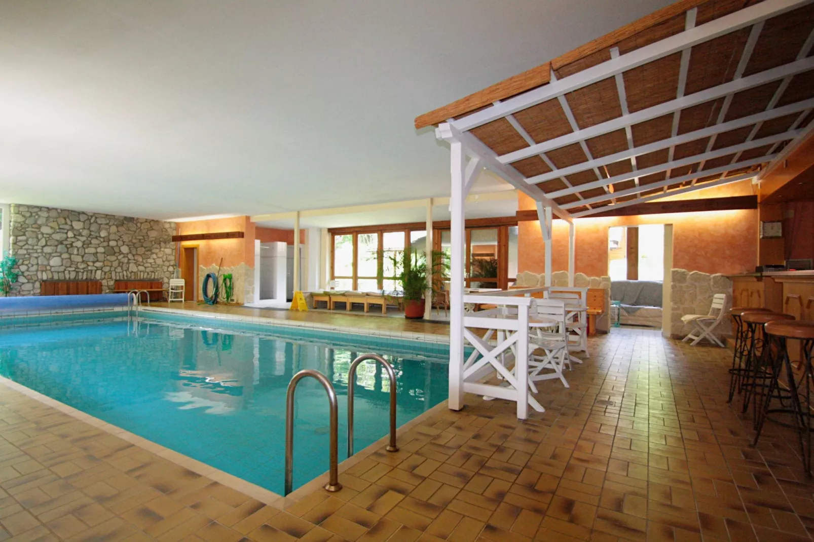 Haus in den Alpen-Pool
