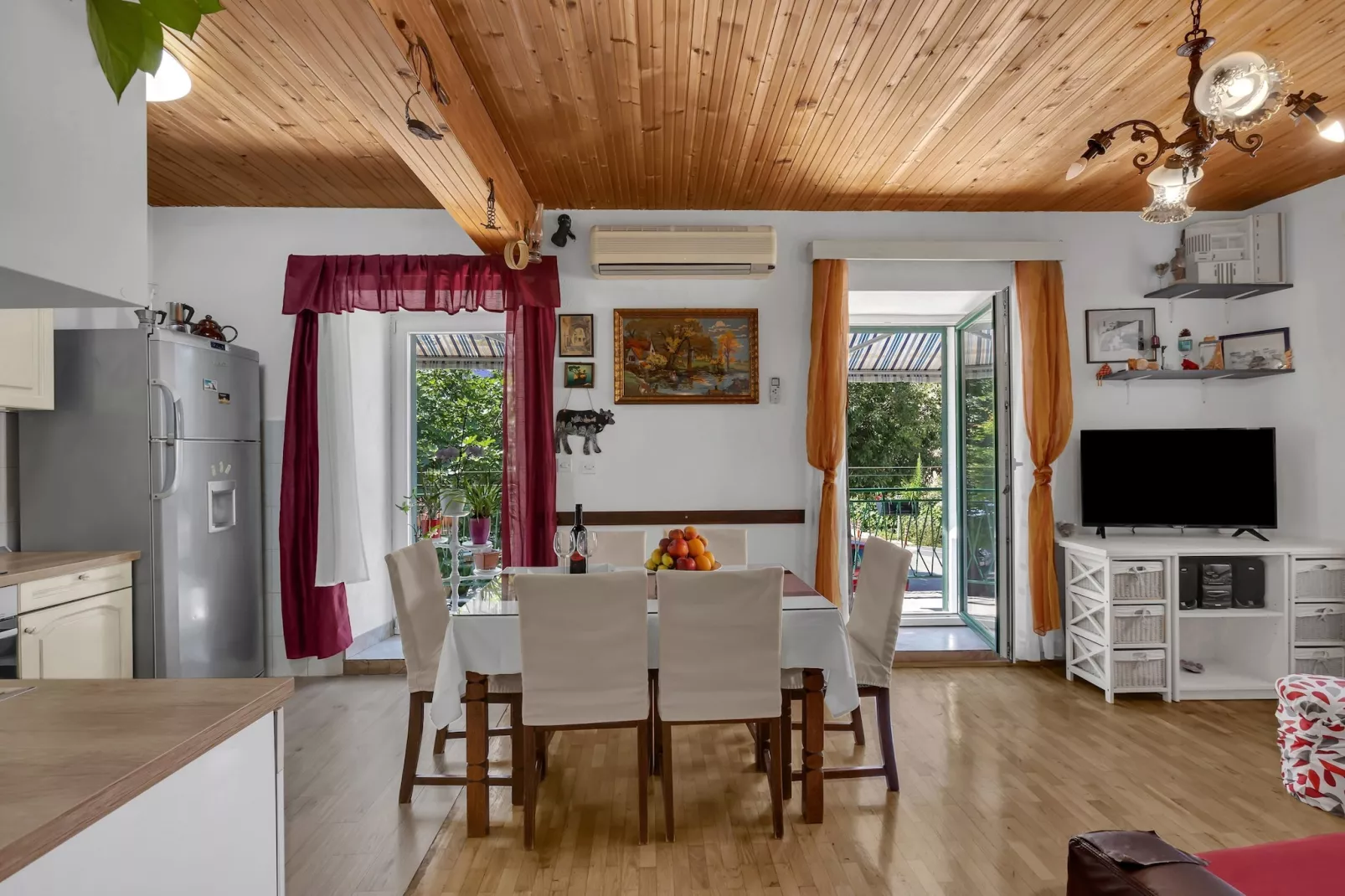 Apartments Kata - Three Bedroom Apartment with Balcony-Dining room