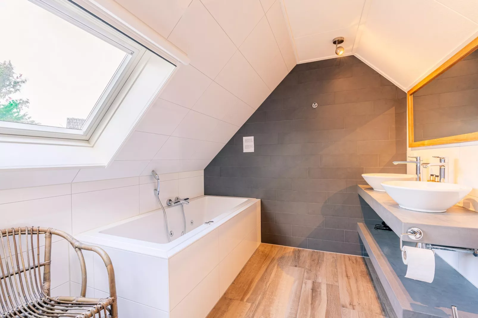 Kamperfoelie 73-Salle de bain