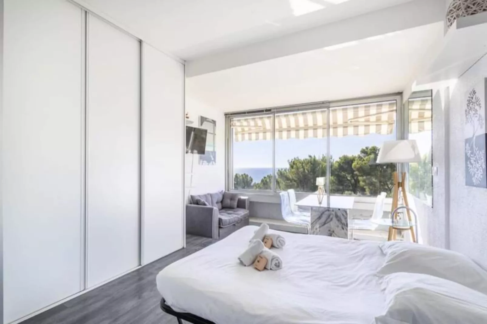 Studio Ath&eacute;na --Non tagué