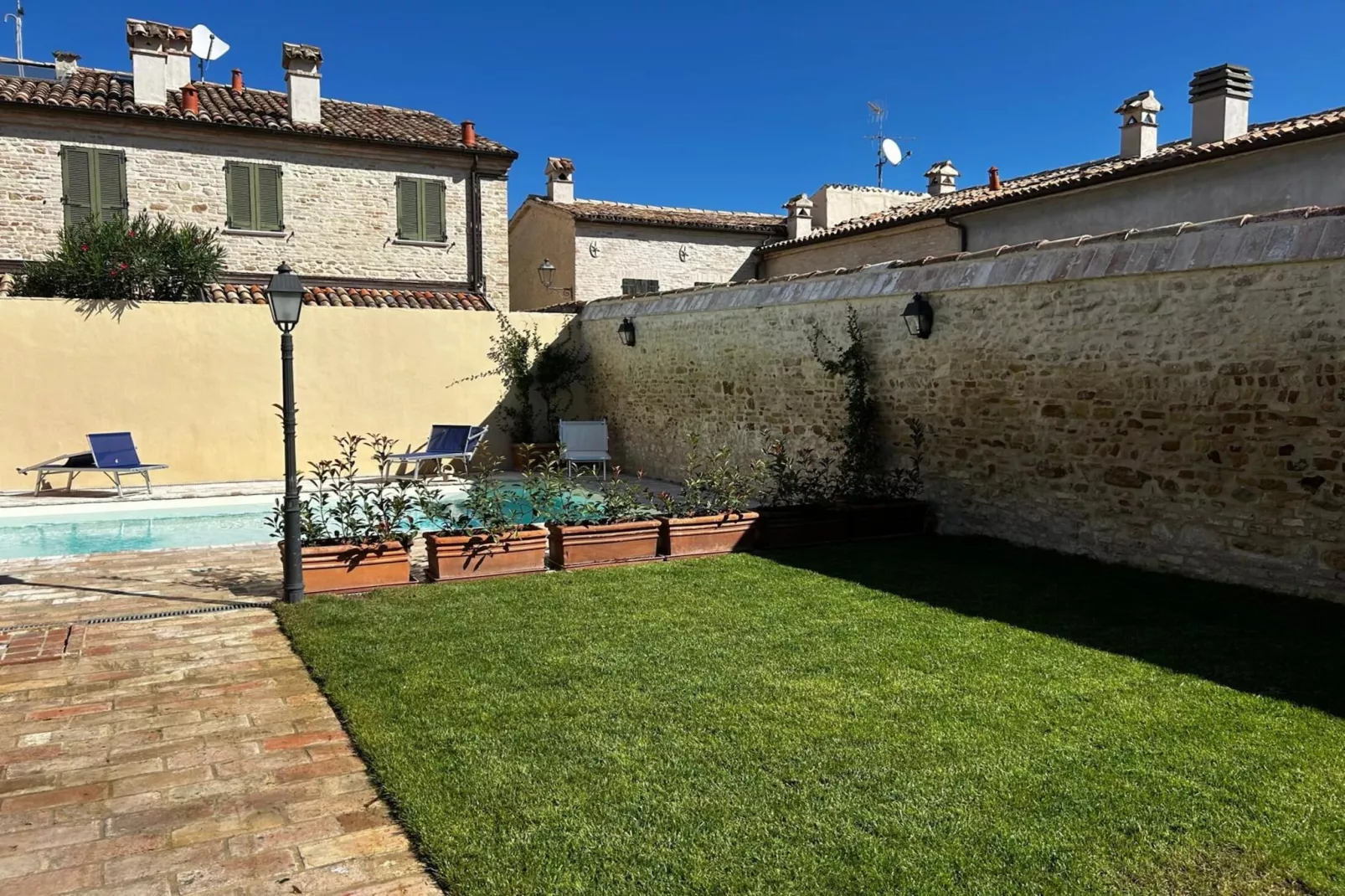 SUB 12 - Ex ufficio 1° piano-Gardens in summer