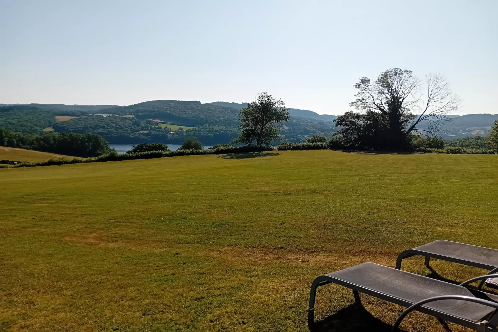 Vue de Pannecière-Garten Sommer
