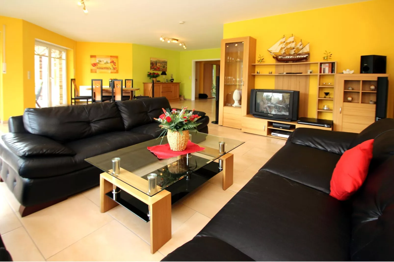 Große Ferienwohnung für 4 Personen mit Terrasse-Living room