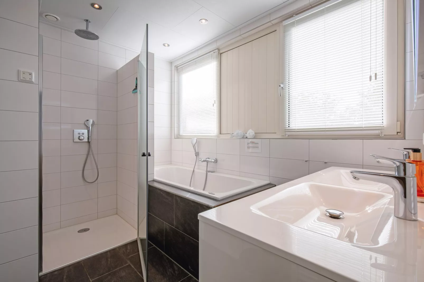 De Witte Parel-Badezimmer