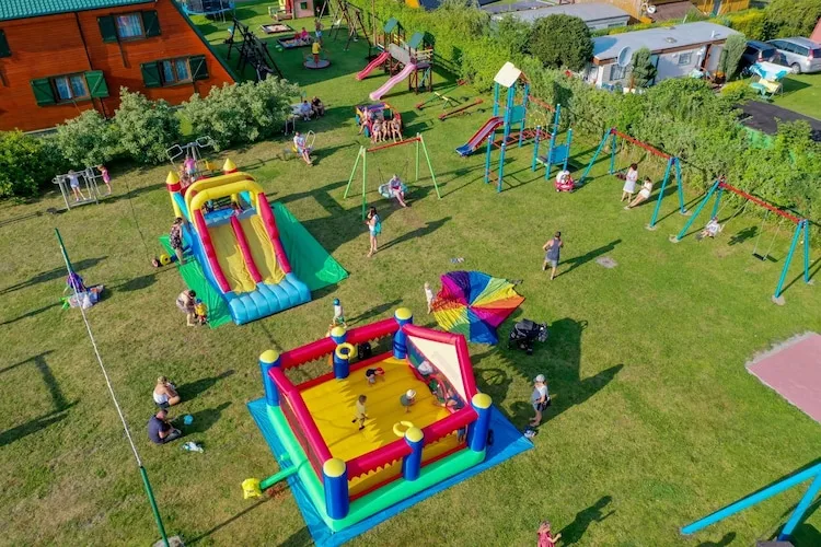 Domki parterowe Karwia-Gardens in summer