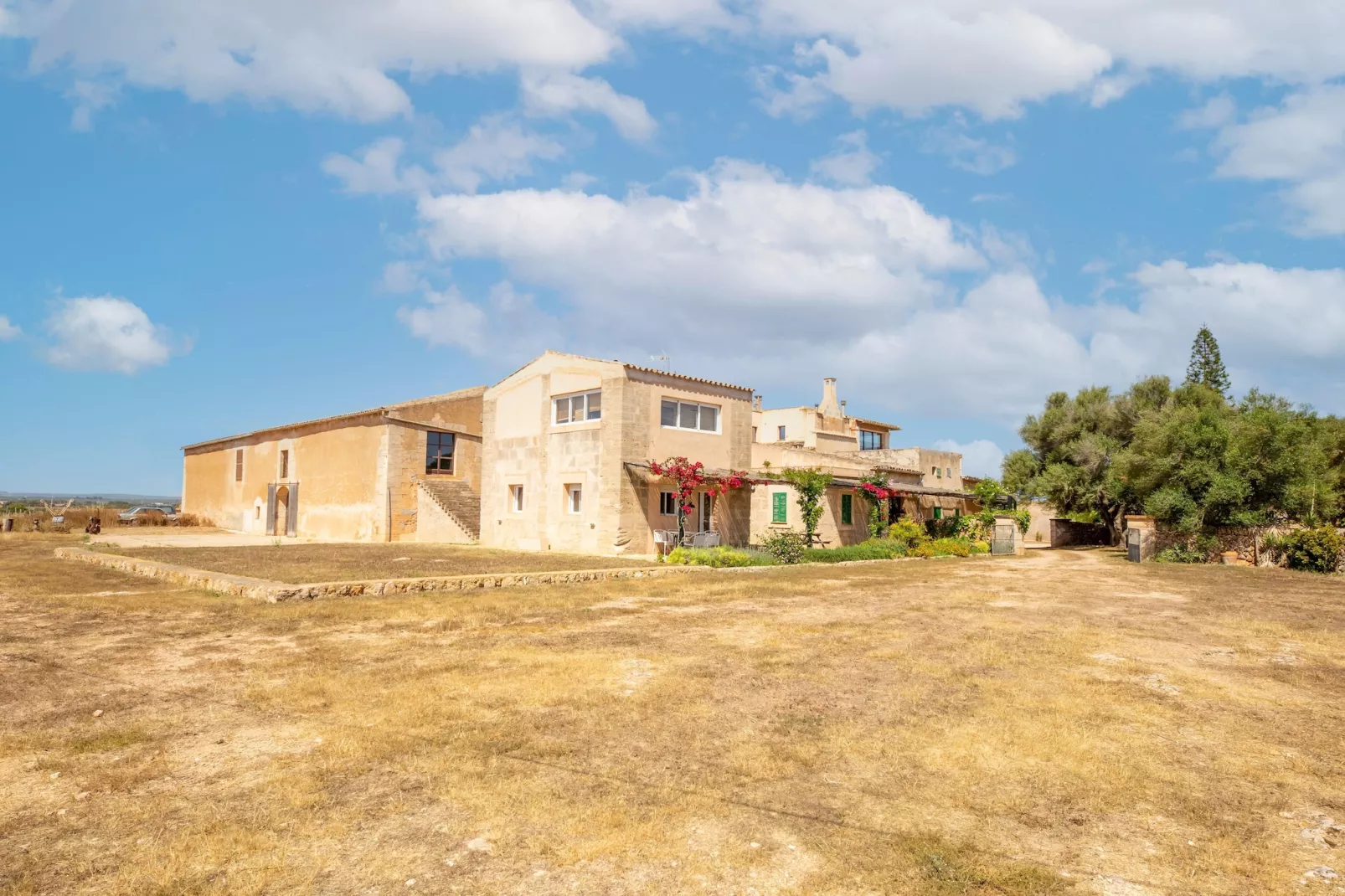 El Taller-Exterior in summer