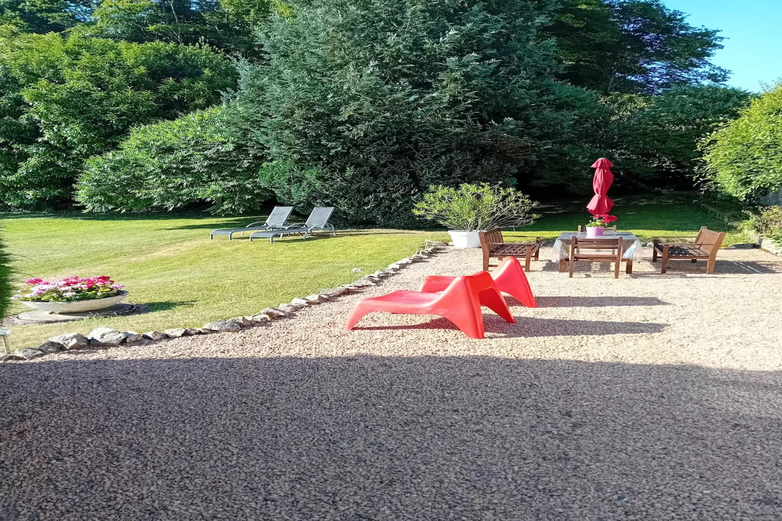 Vue de Pannecière-Garten Sommer