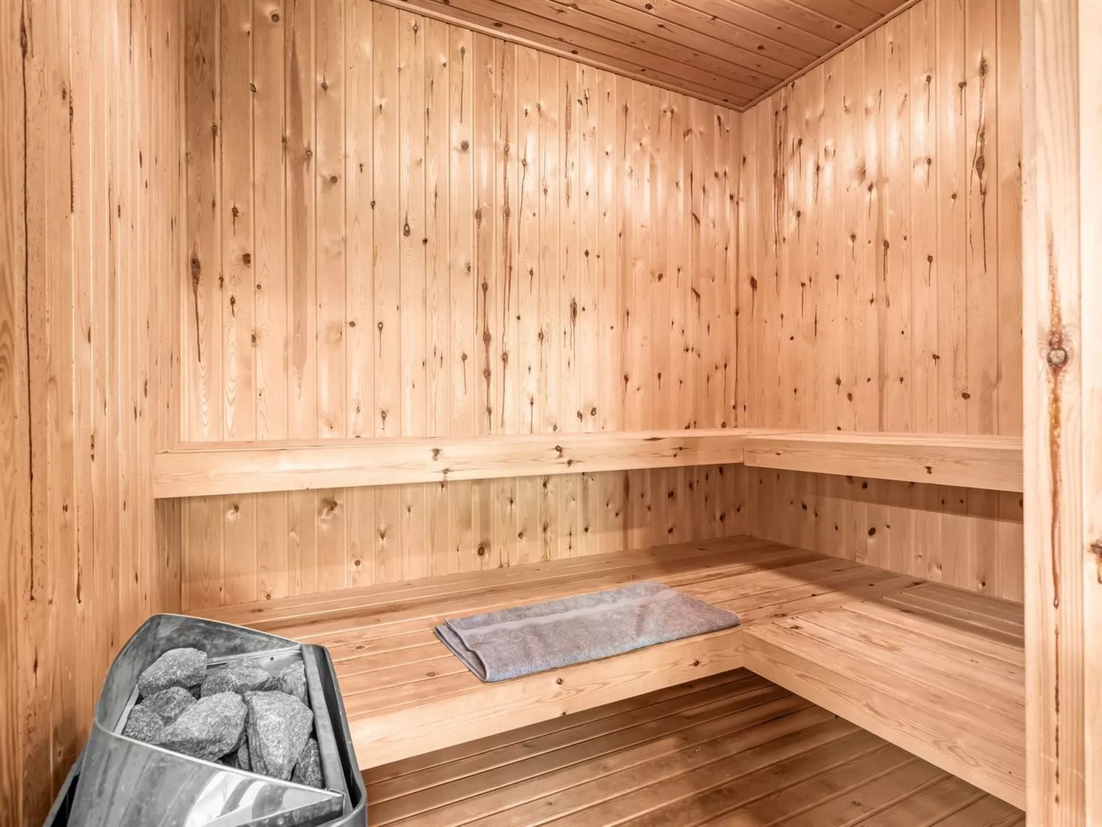 "Akule" - 10km from the sea-Inside