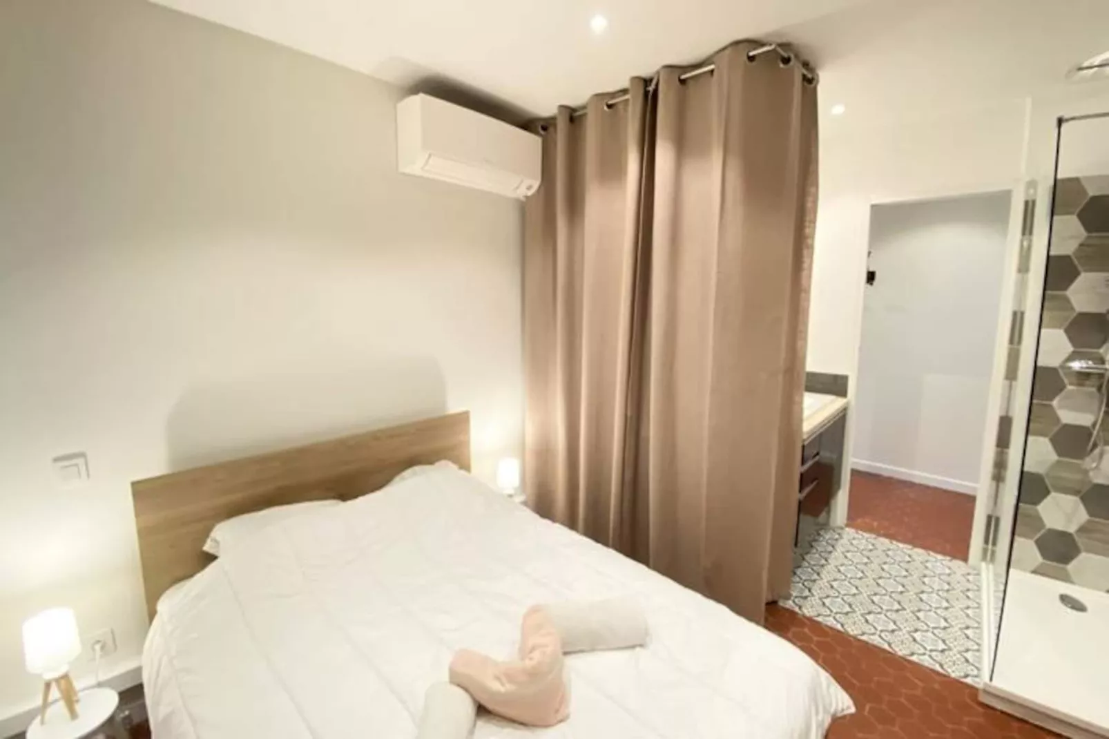 06cf : Bel Appartement Rénové Vieil Antibes-Non tagué