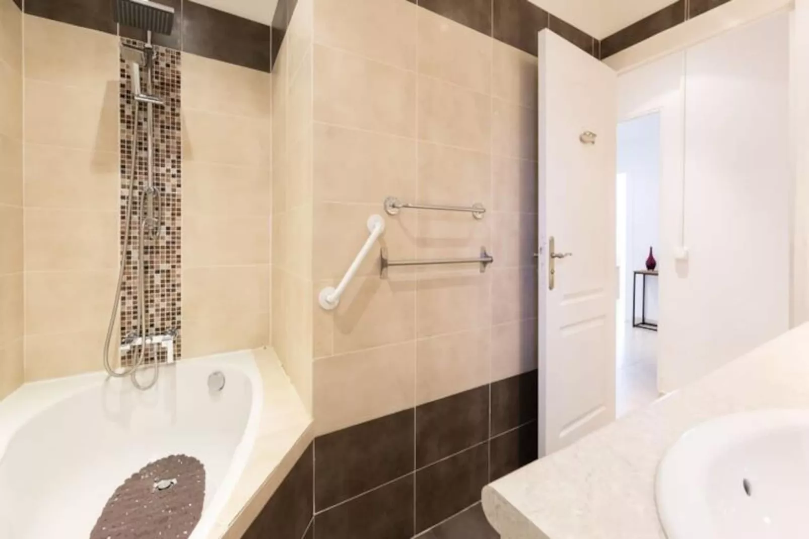 Résidence Robert Soleau Centre D'antibes, 3 Pièces Rénové Terrasse, Climatisation-Untagged