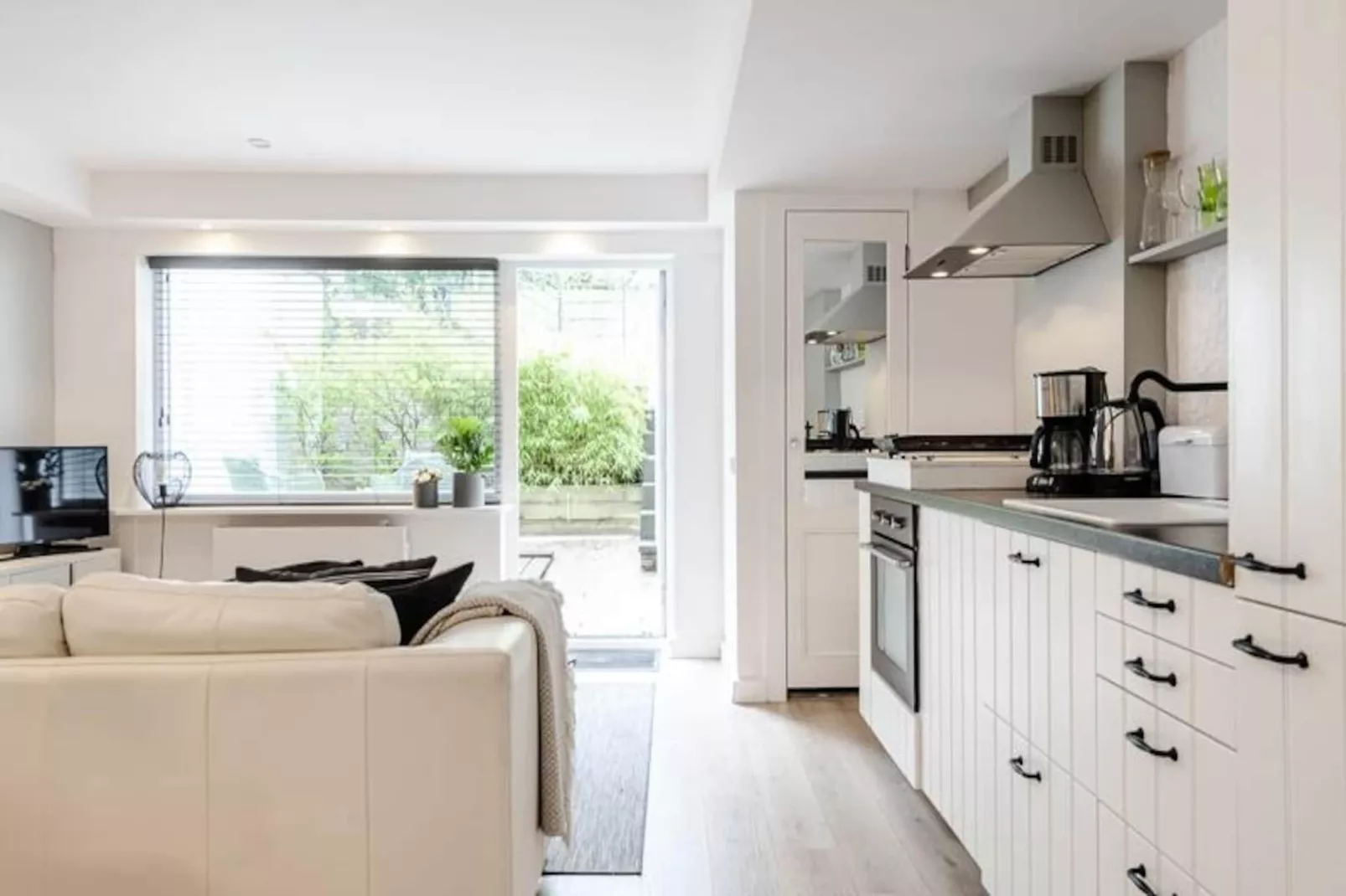 Summer House - Souterrain-Non tagué