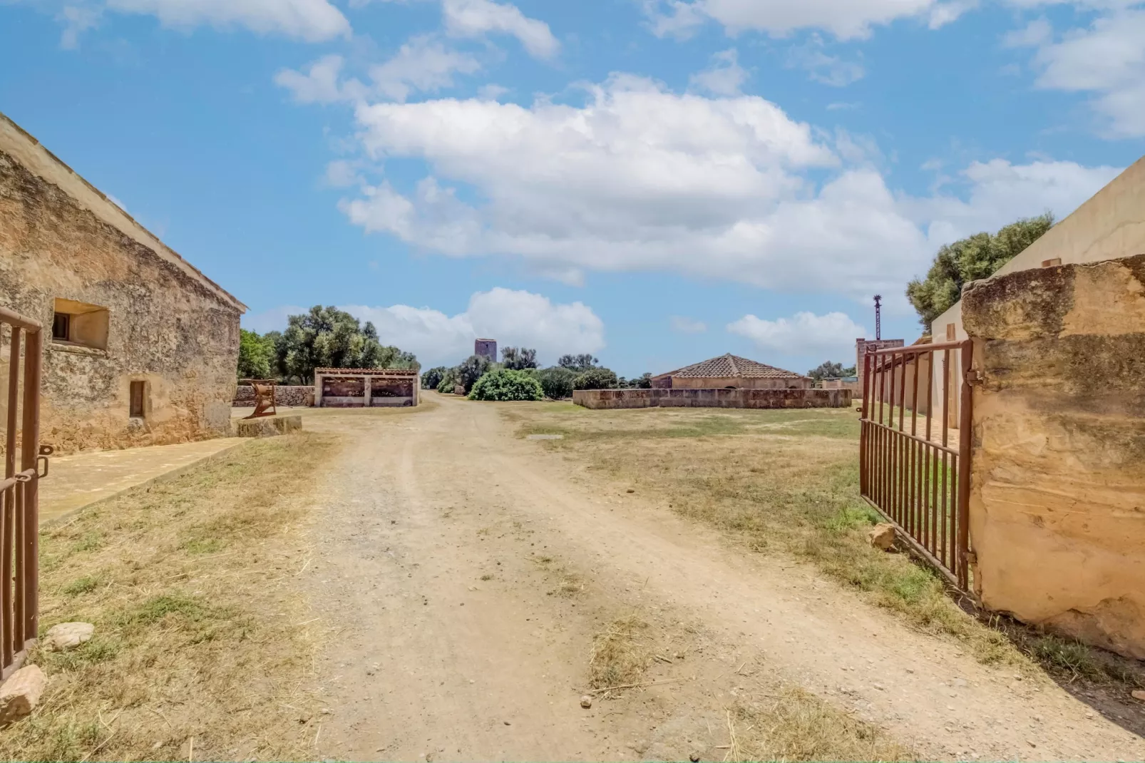 Gallinero-Hall & reception