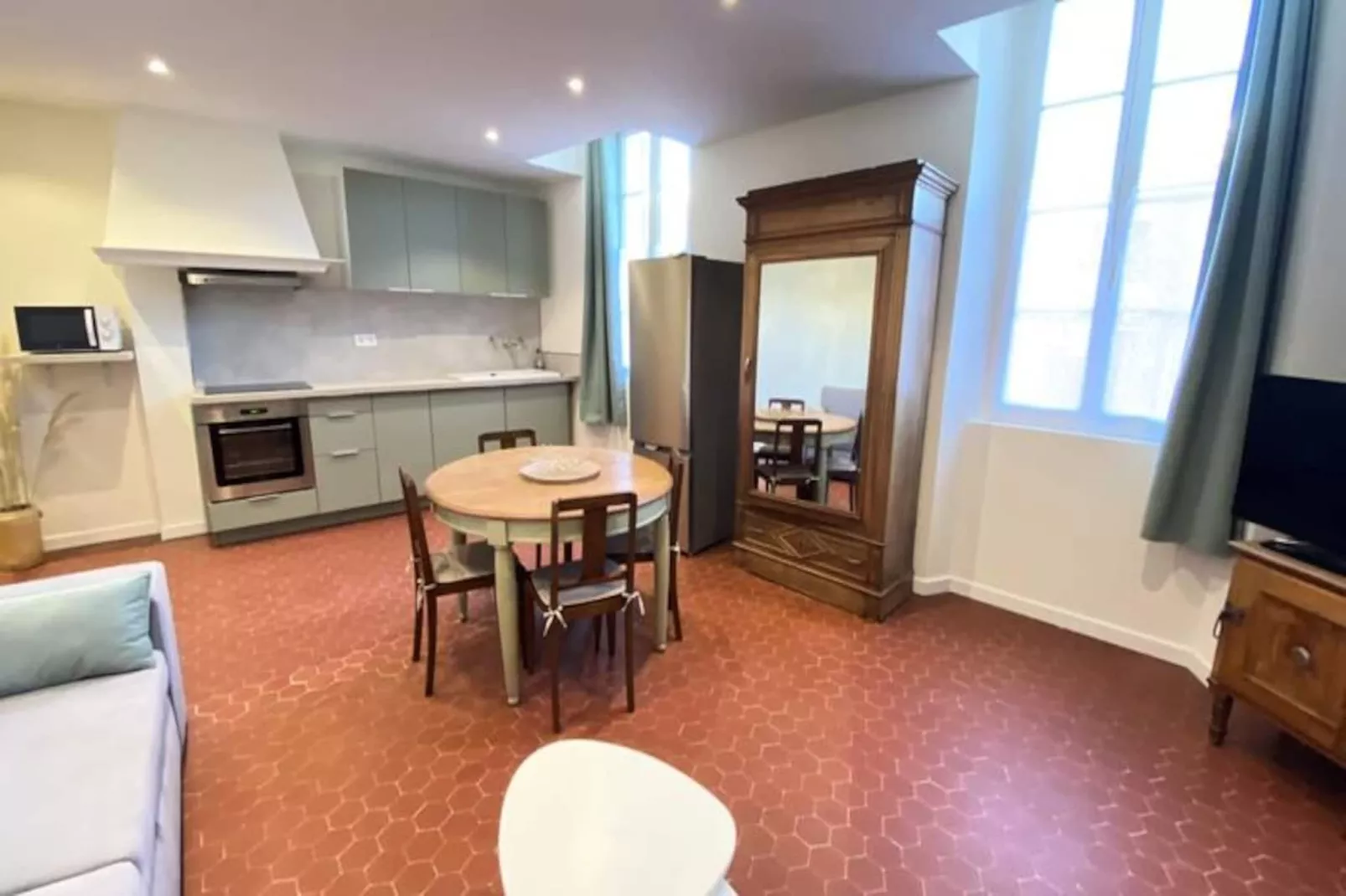 06cf : Bel Appartement Rénové Vieil Antibes-Non tagué