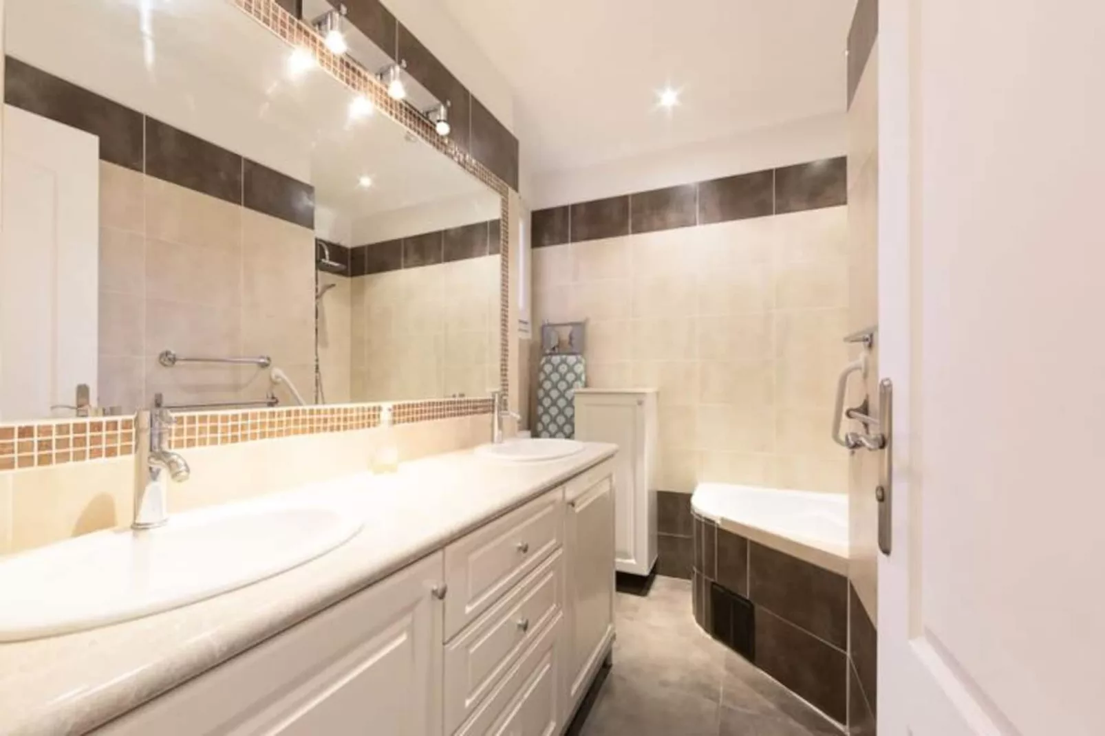 Résidence Robert Soleau Centre D'antibes, 3 Pièces Rénové Terrasse, Climatisation-Untagged