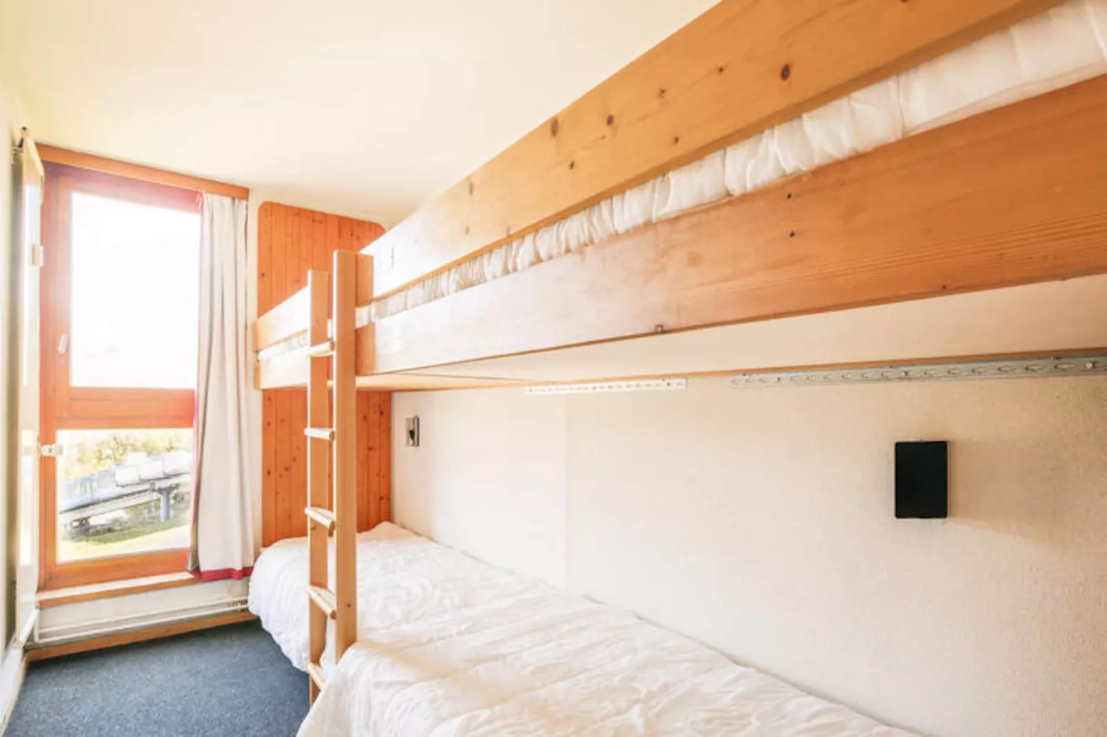 Residence 3 Arcs-Untagged