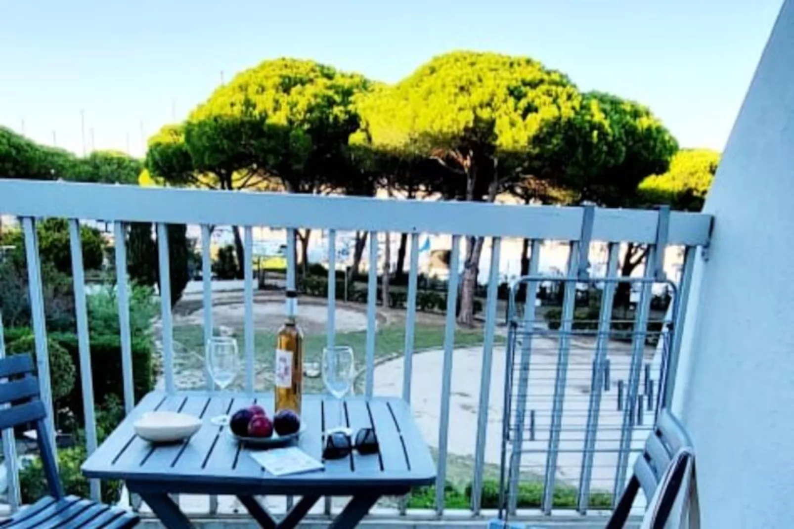 Résidence La Croisi&egrave;re : Vue Sur Les Bateaux, Balcon, R&eacute;nov&eacute;, Climatis&eacute;, Parking, .-Non tagué