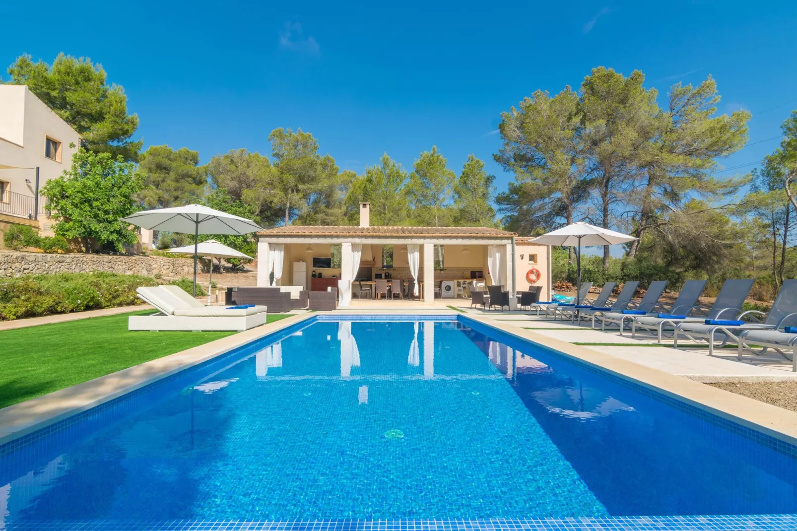 Villa Pins-Außenbereich Sommer