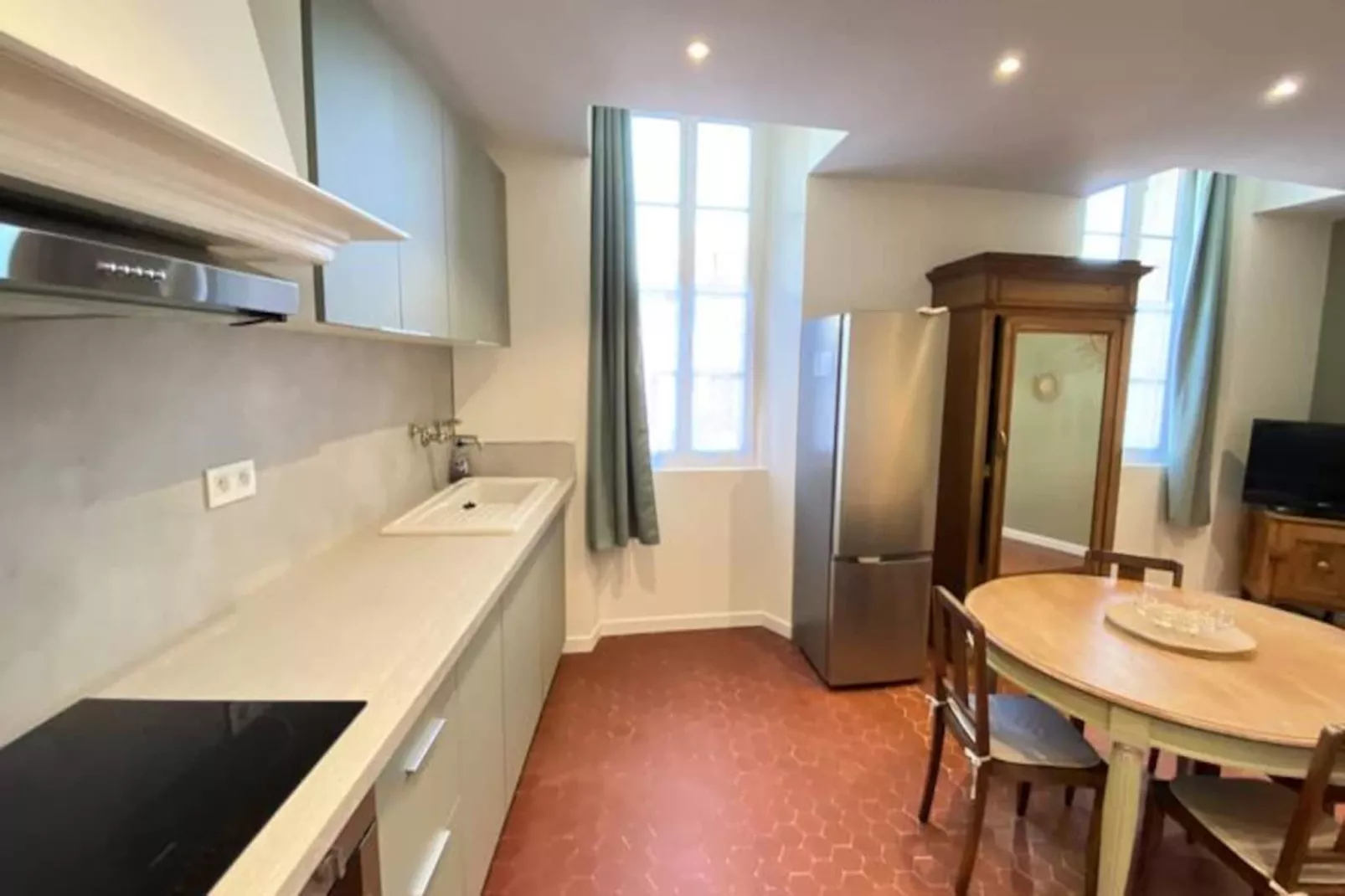 06cf : Bel Appartement Rénové Vieil Antibes-Non tagué