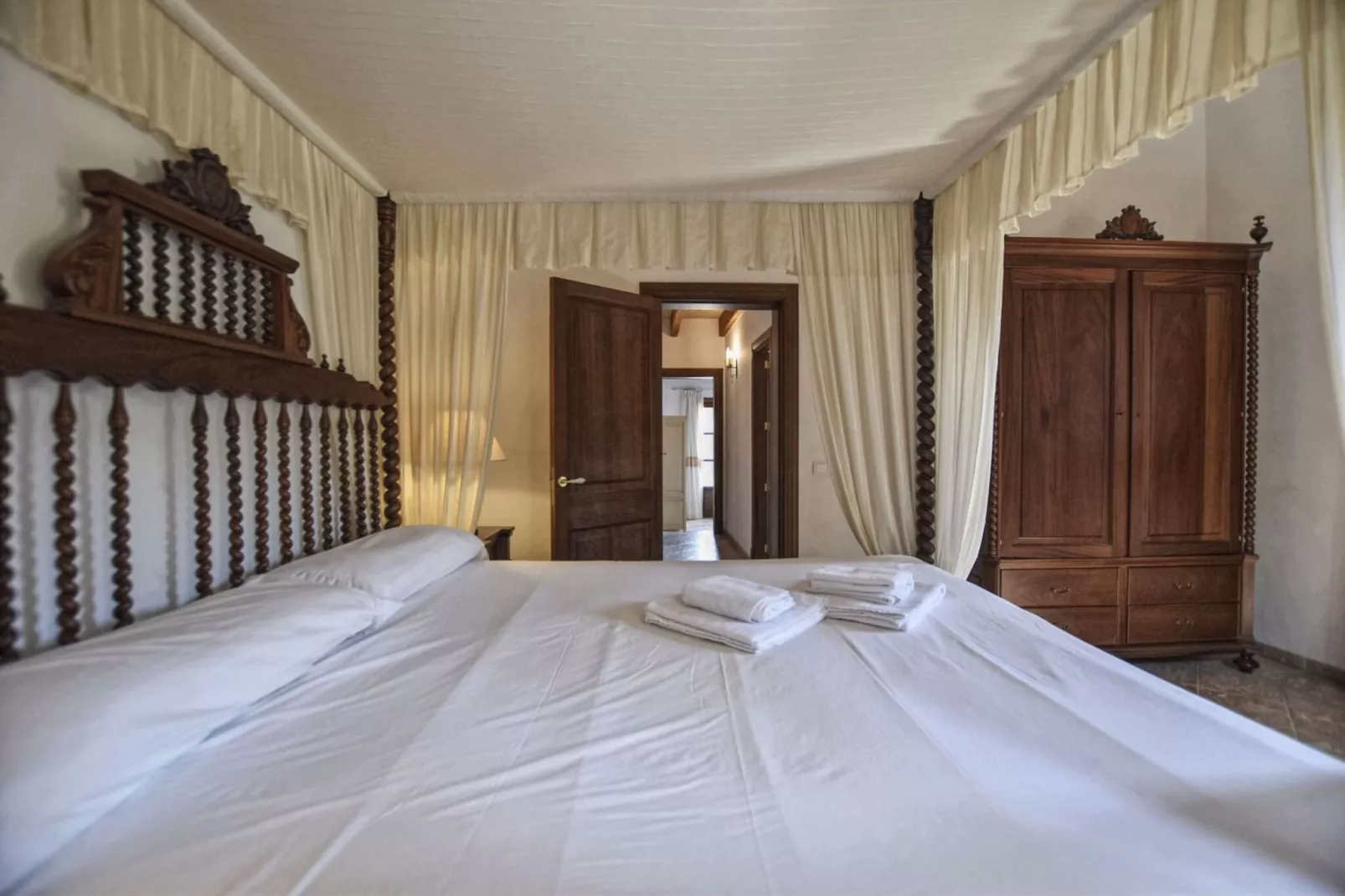 Holandis-Bedroom