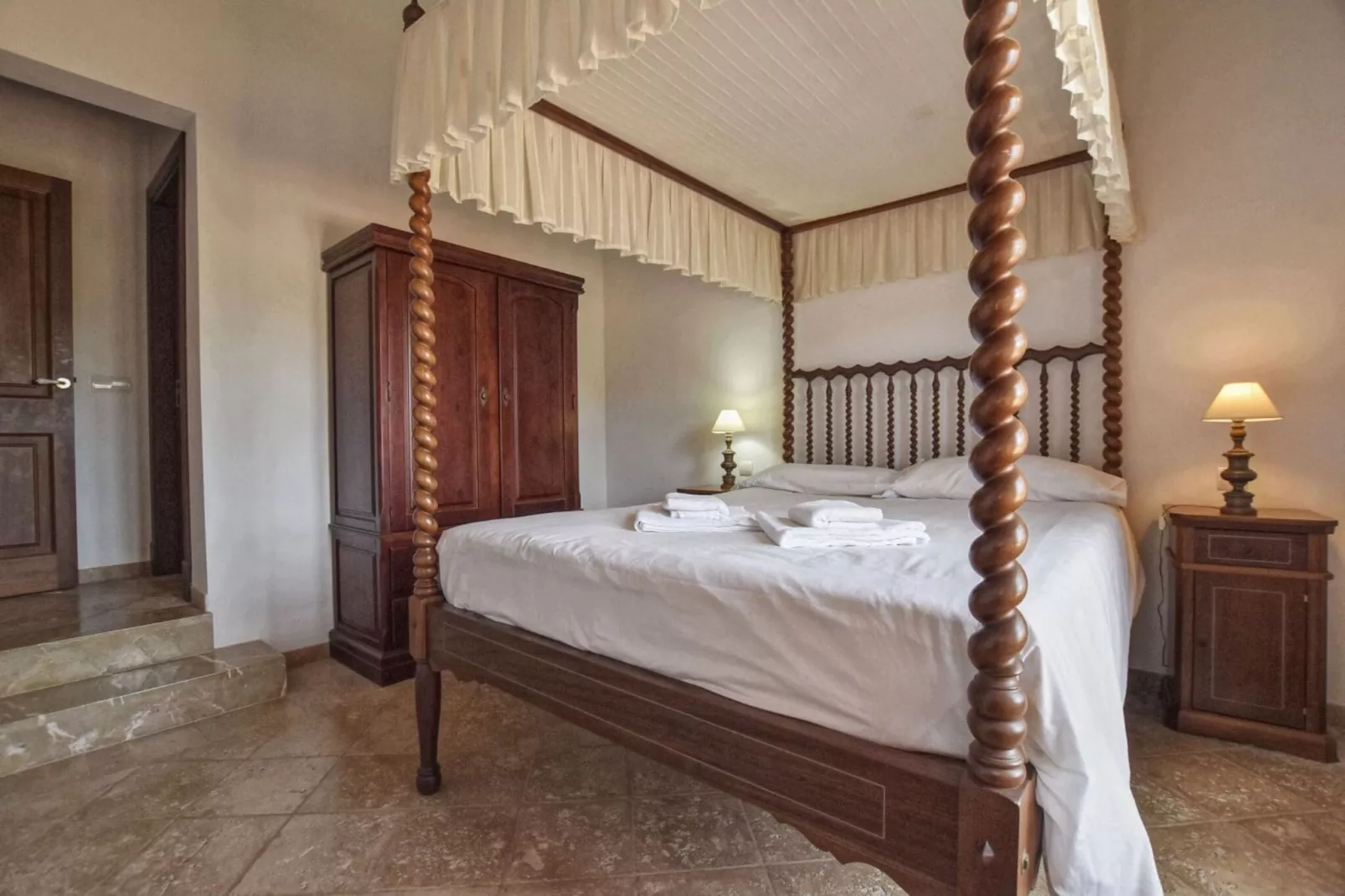 Holandis-Bedroom