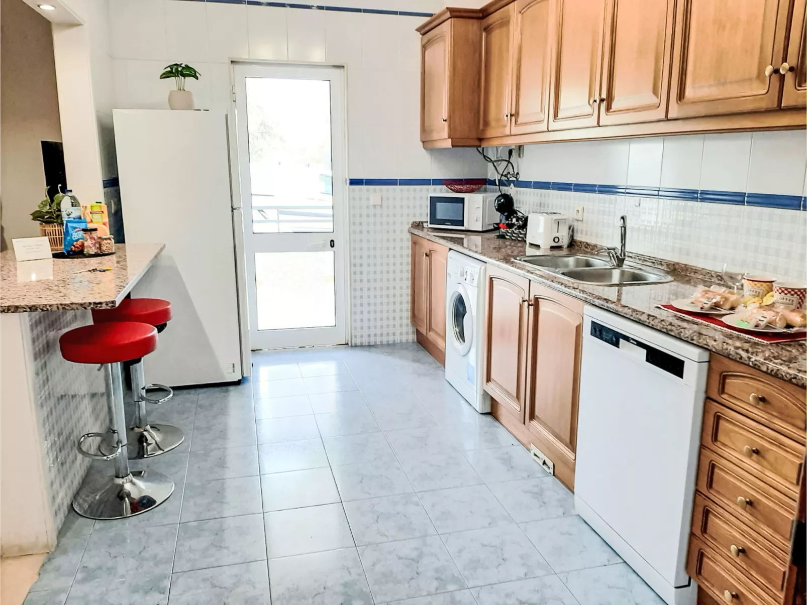 Manelito House - Sunny Way-Drinnen