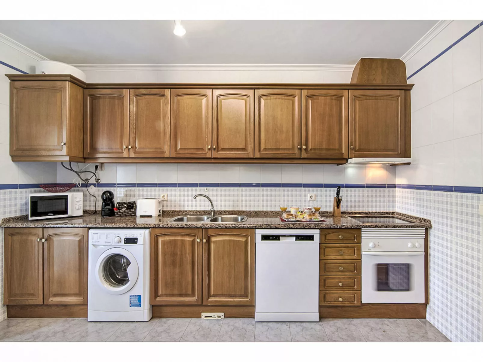 Manelito House - Sunny Way-Drinnen