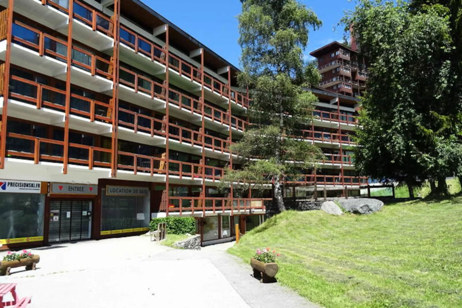 Residence 3 Arcs-Untagged