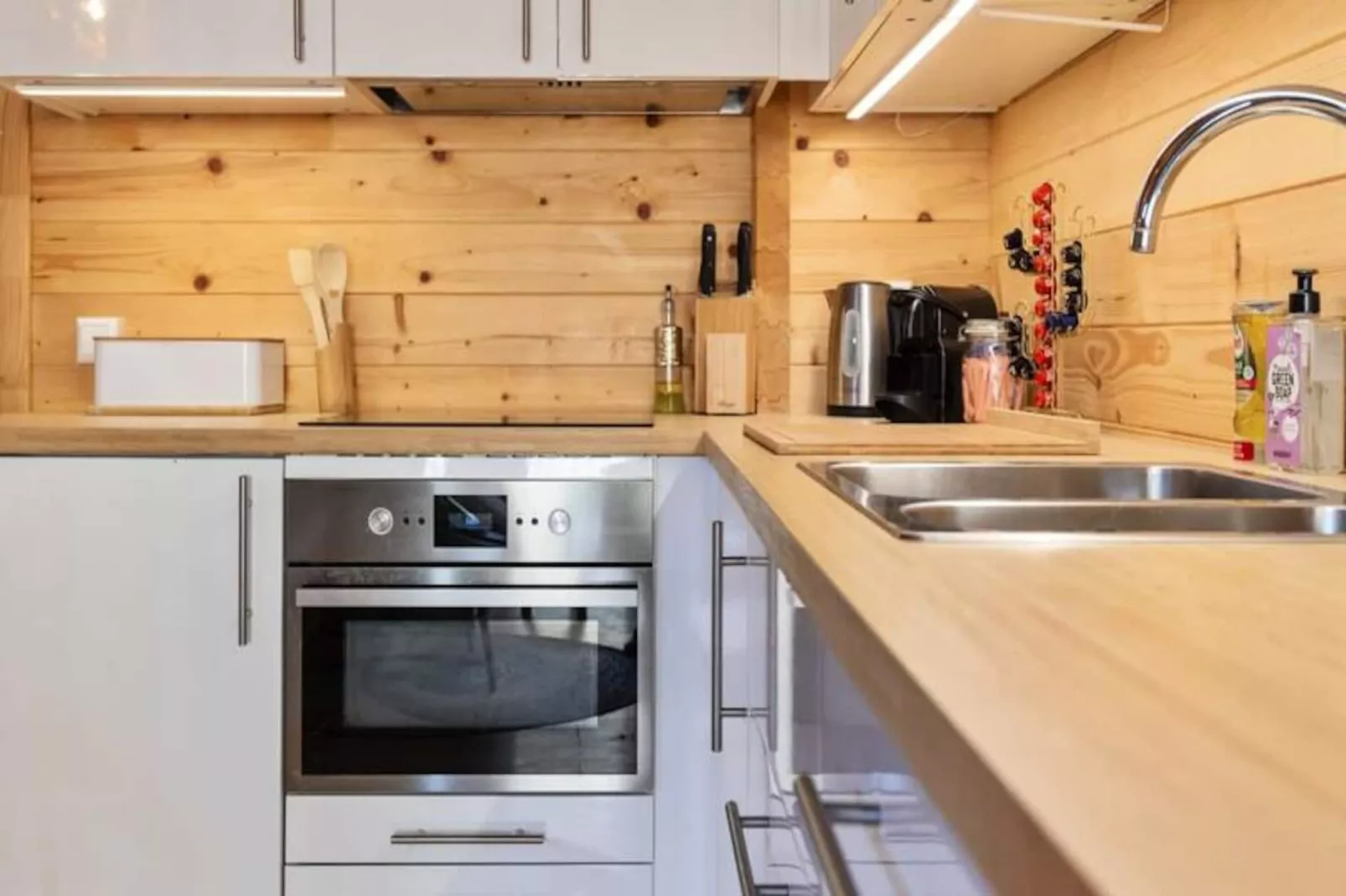 The Sea Lodge-Non tagué