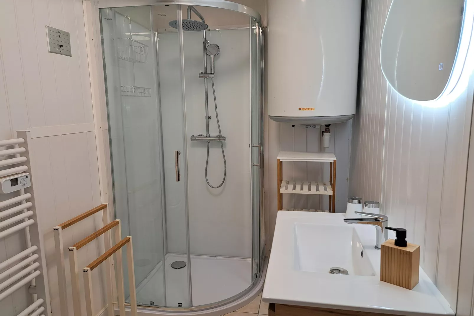 Granitsteinhaus in Guimaëc-Bathroom