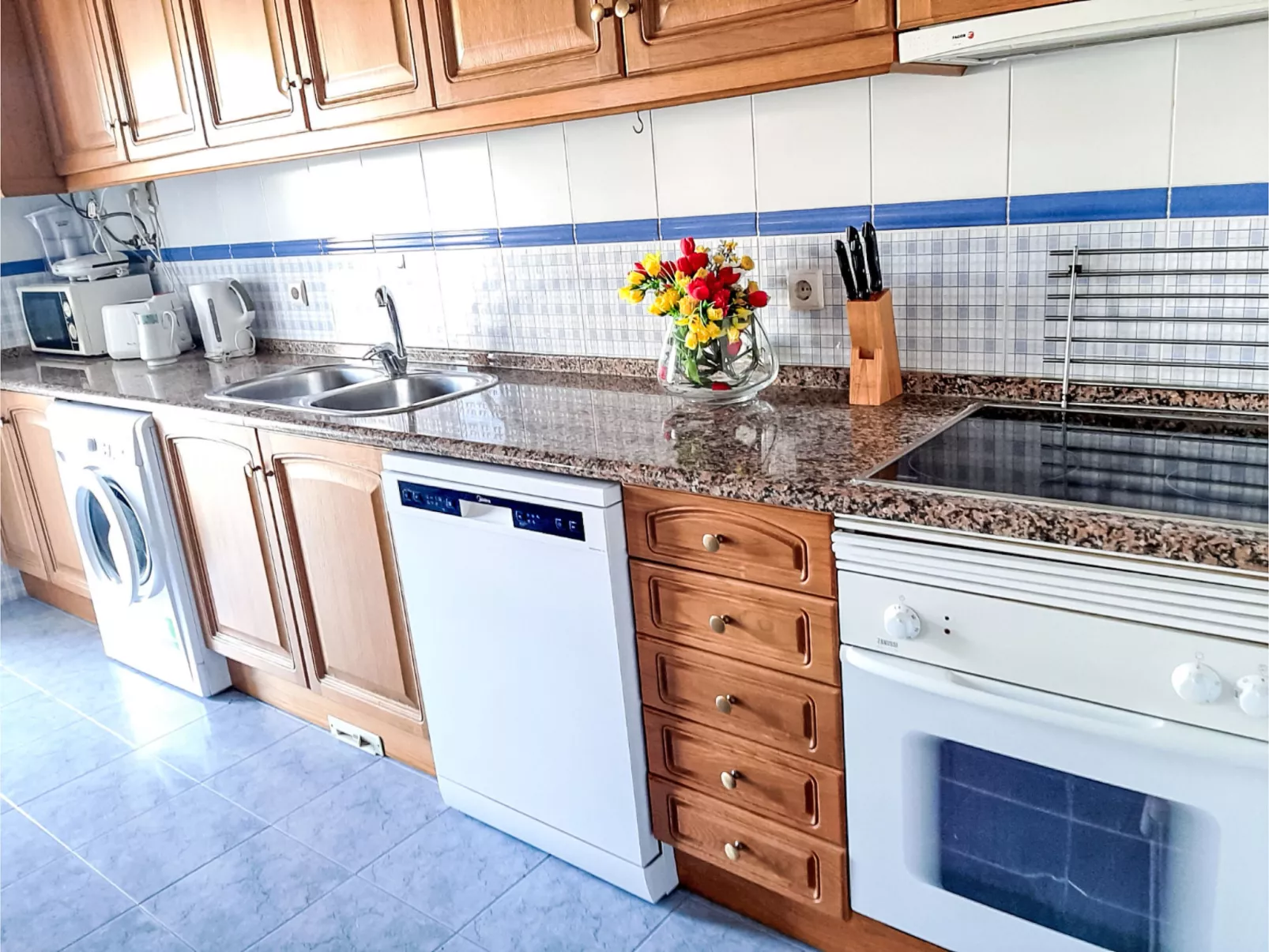 Manelito House - Sunny Way-Drinnen