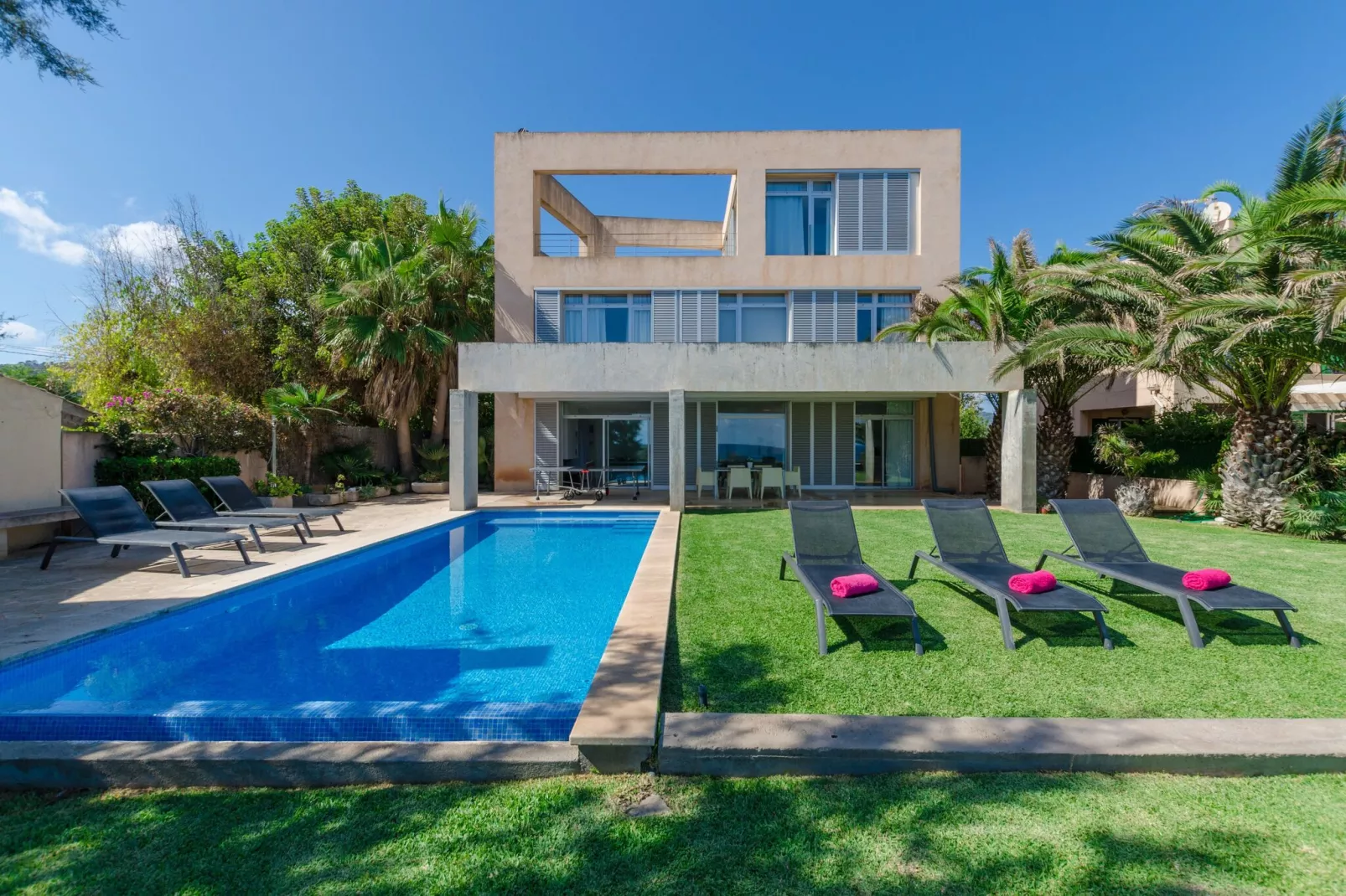 Port Nou-Exterior summer