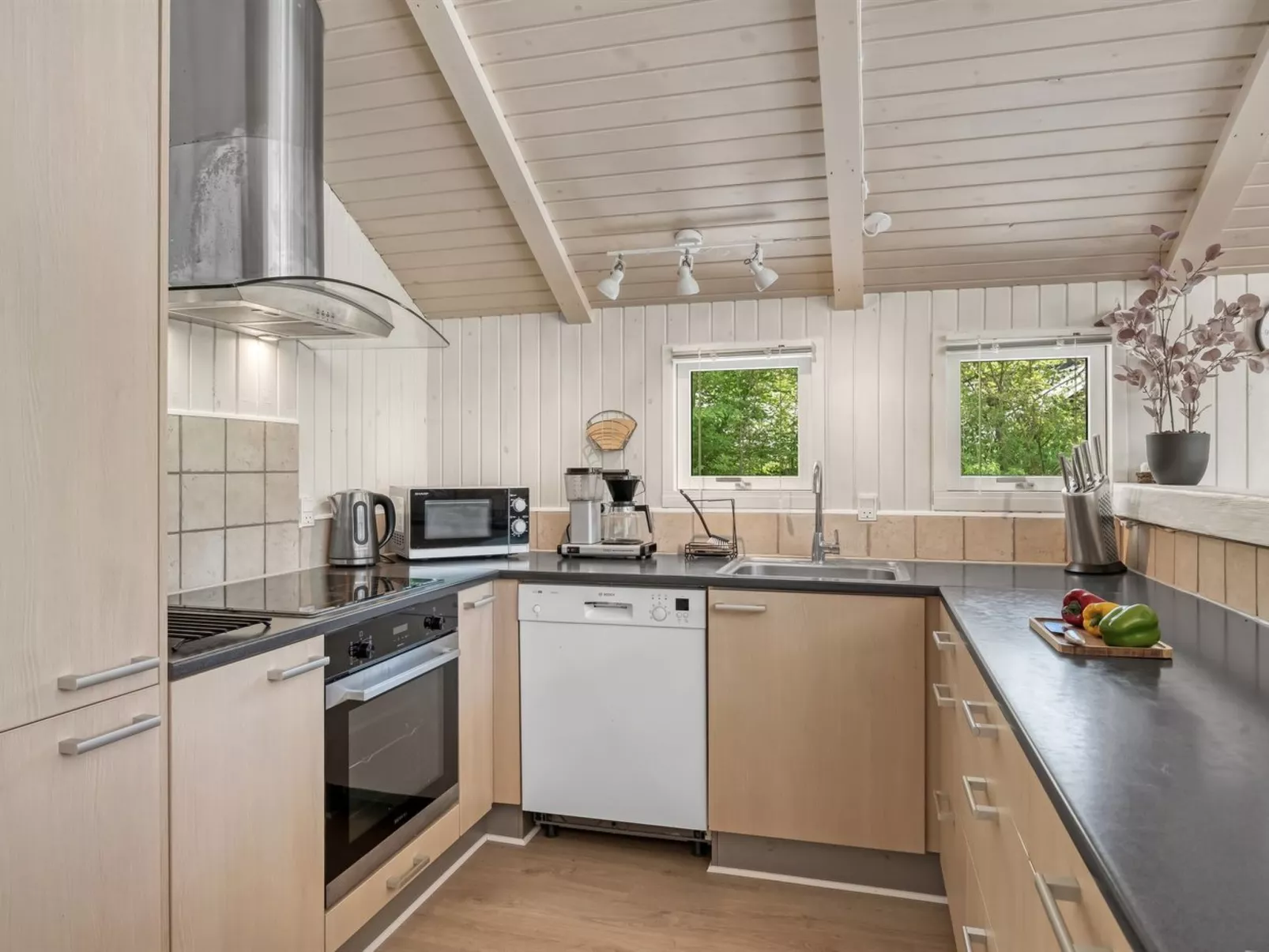 "Akule" - 10km from the sea-Inside