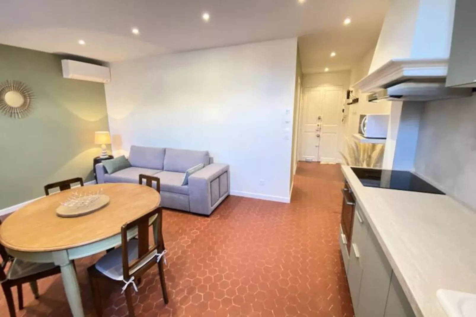 06cf : Bel Appartement Rénové Vieil Antibes-Non tagué