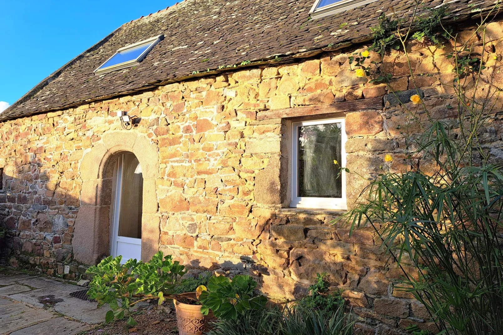 Granitsteinhaus in Guimaëc-Exterior in summer