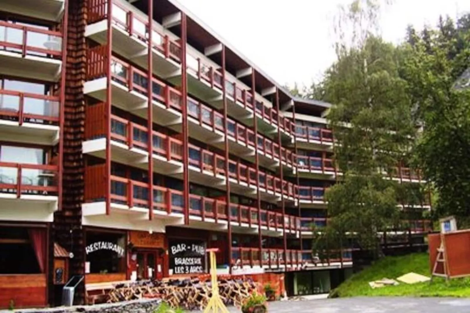 Residence 3 Arcs-Untagged