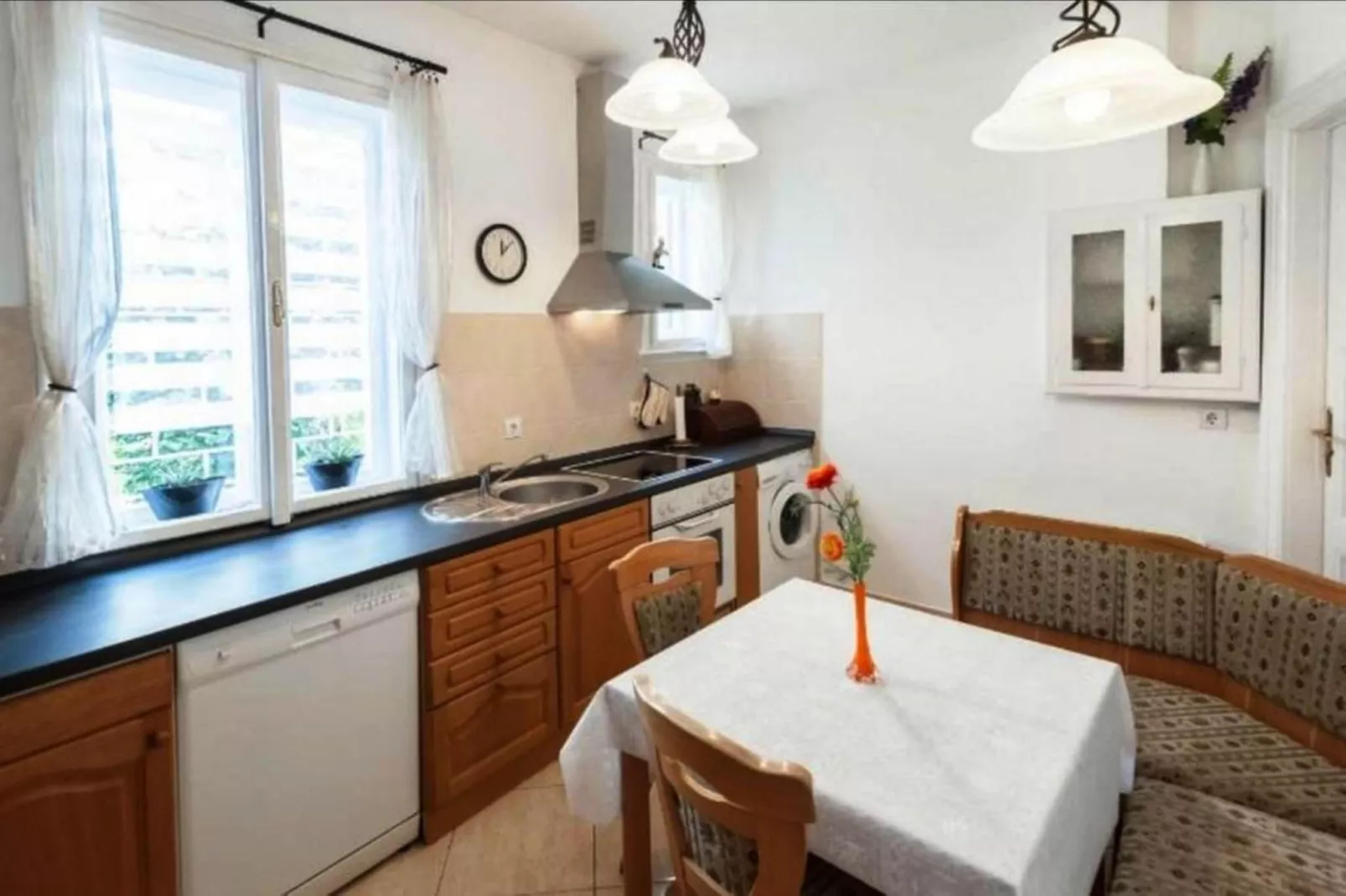 Ferienhaus in Budapest mit großem Garten-Kitchen